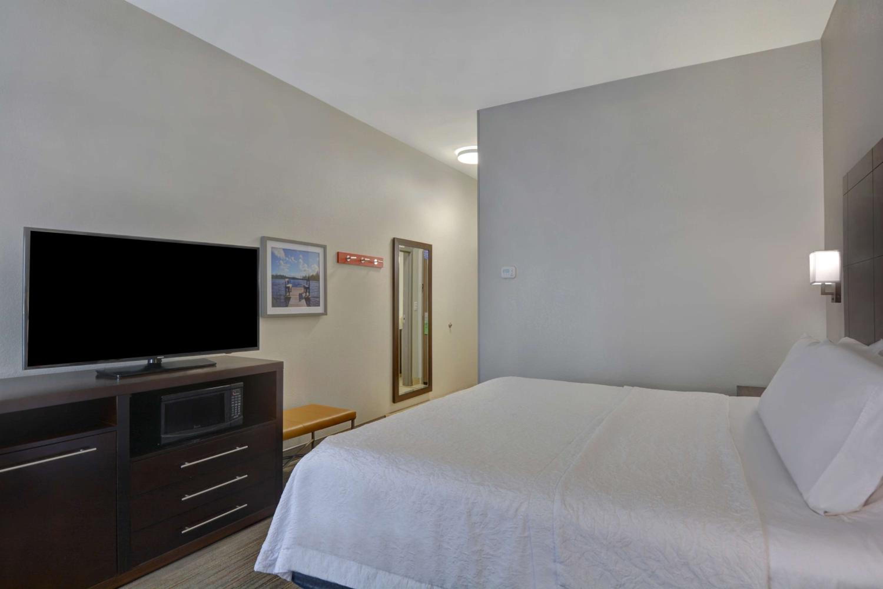 King Room - Non-Smoking - Photo 4
