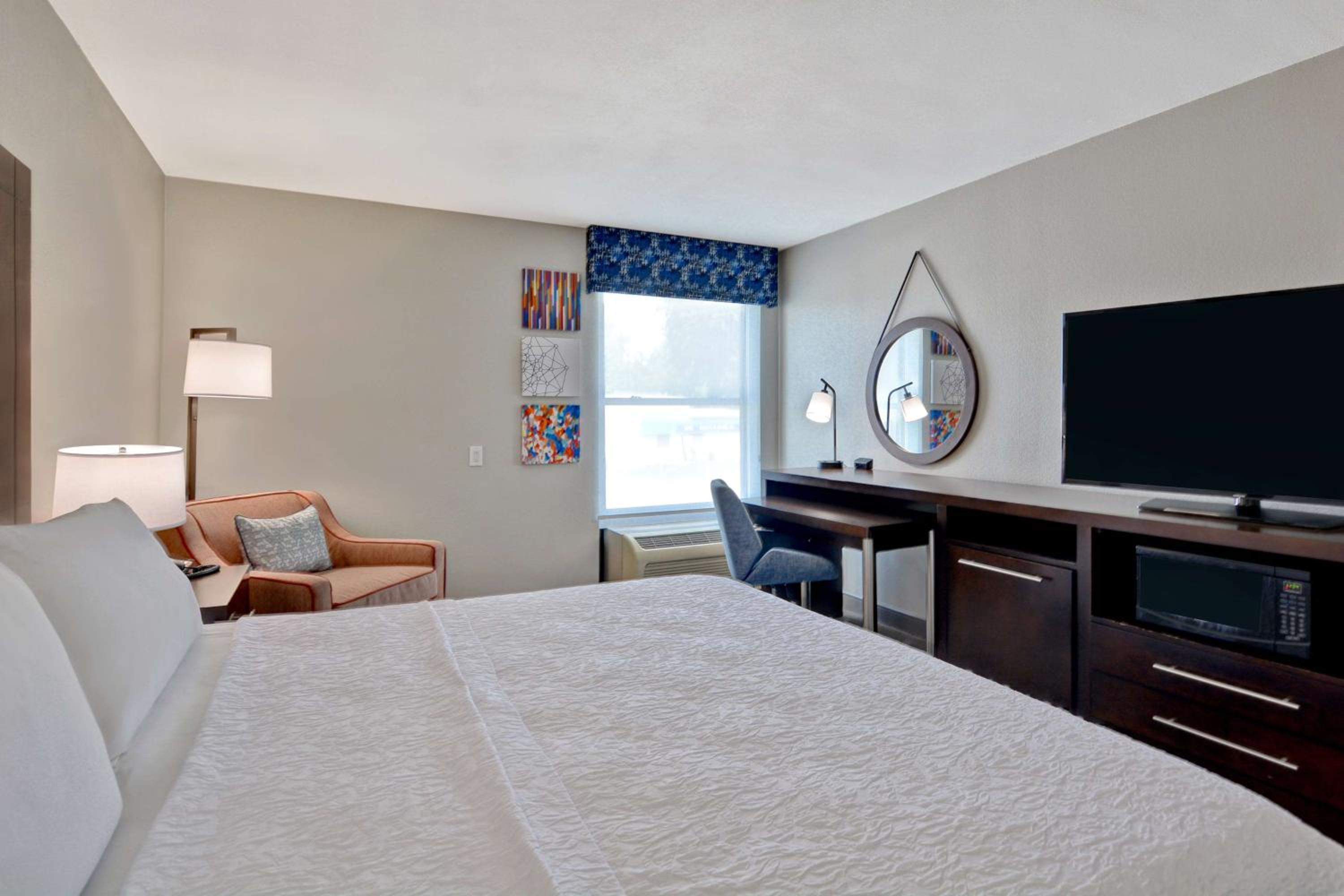 King Room - Non-Smoking - Photo 5