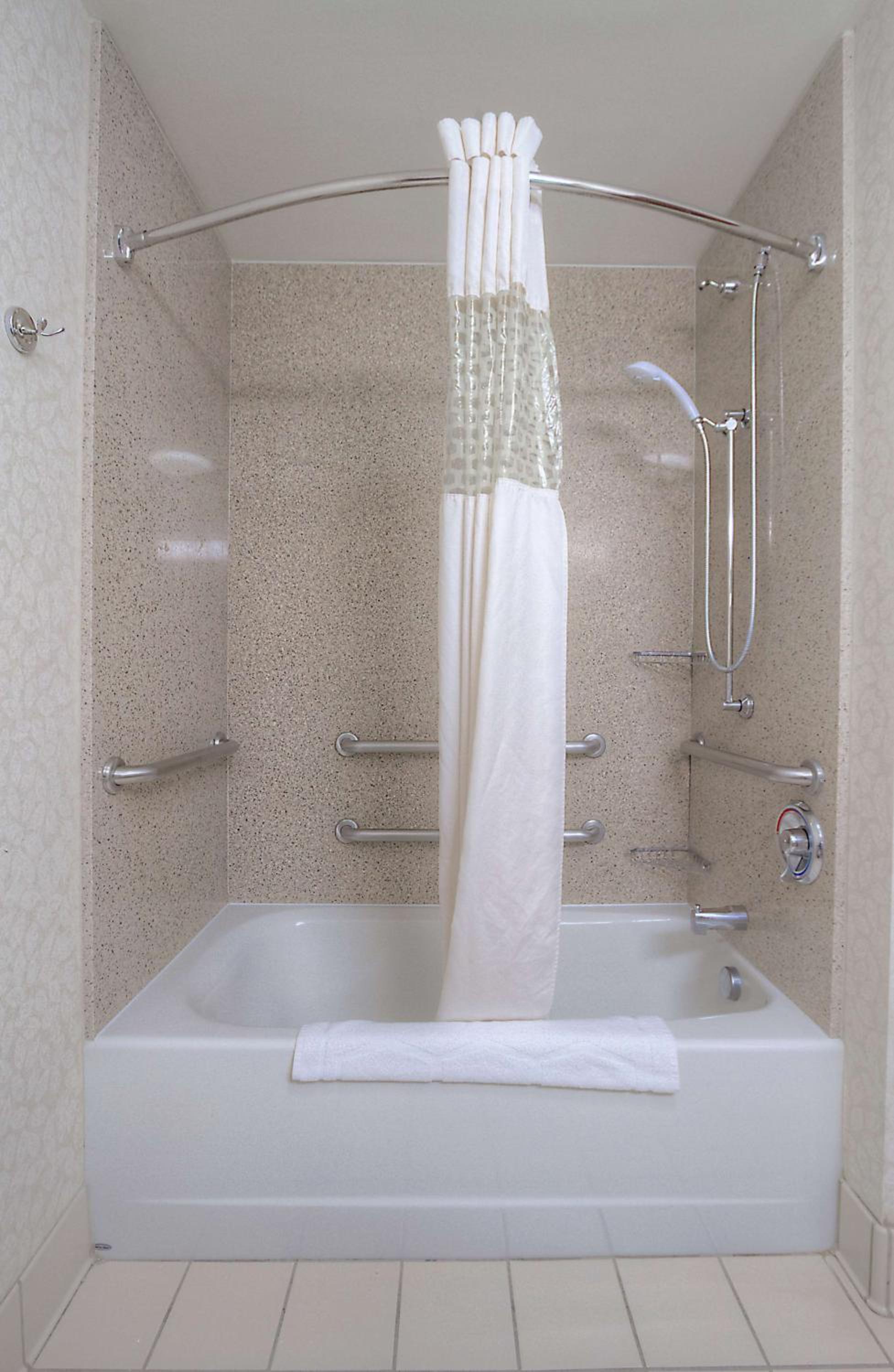 Suite with Two Queen Beds and Bath Tub - Mobility and Hearing Access/Non-Smoking - Photo 3