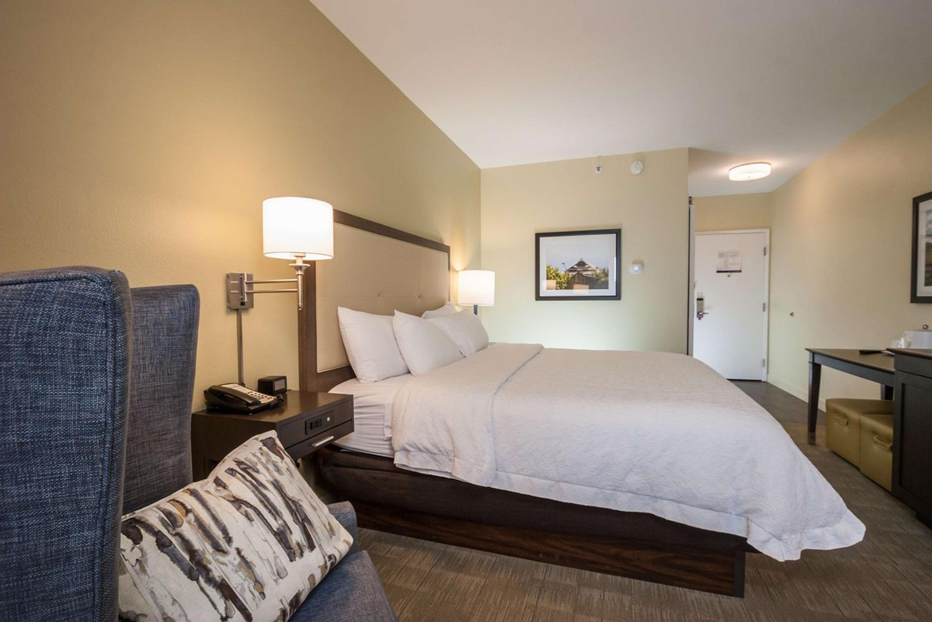 King Room with King Bed - Non-Smoking - Photo 2