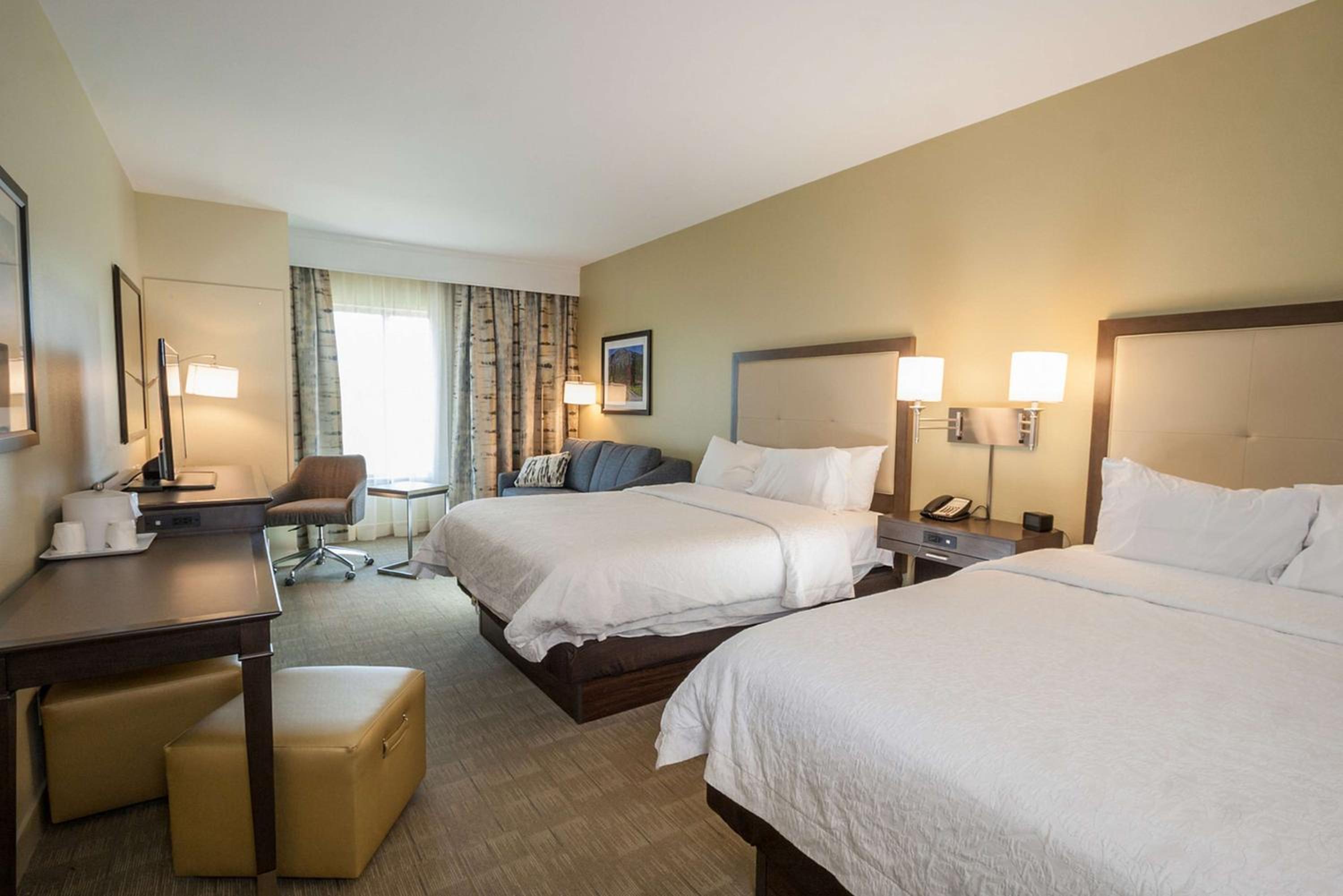 Room with Two Queen Beds - Non-Smoking - Photo 3