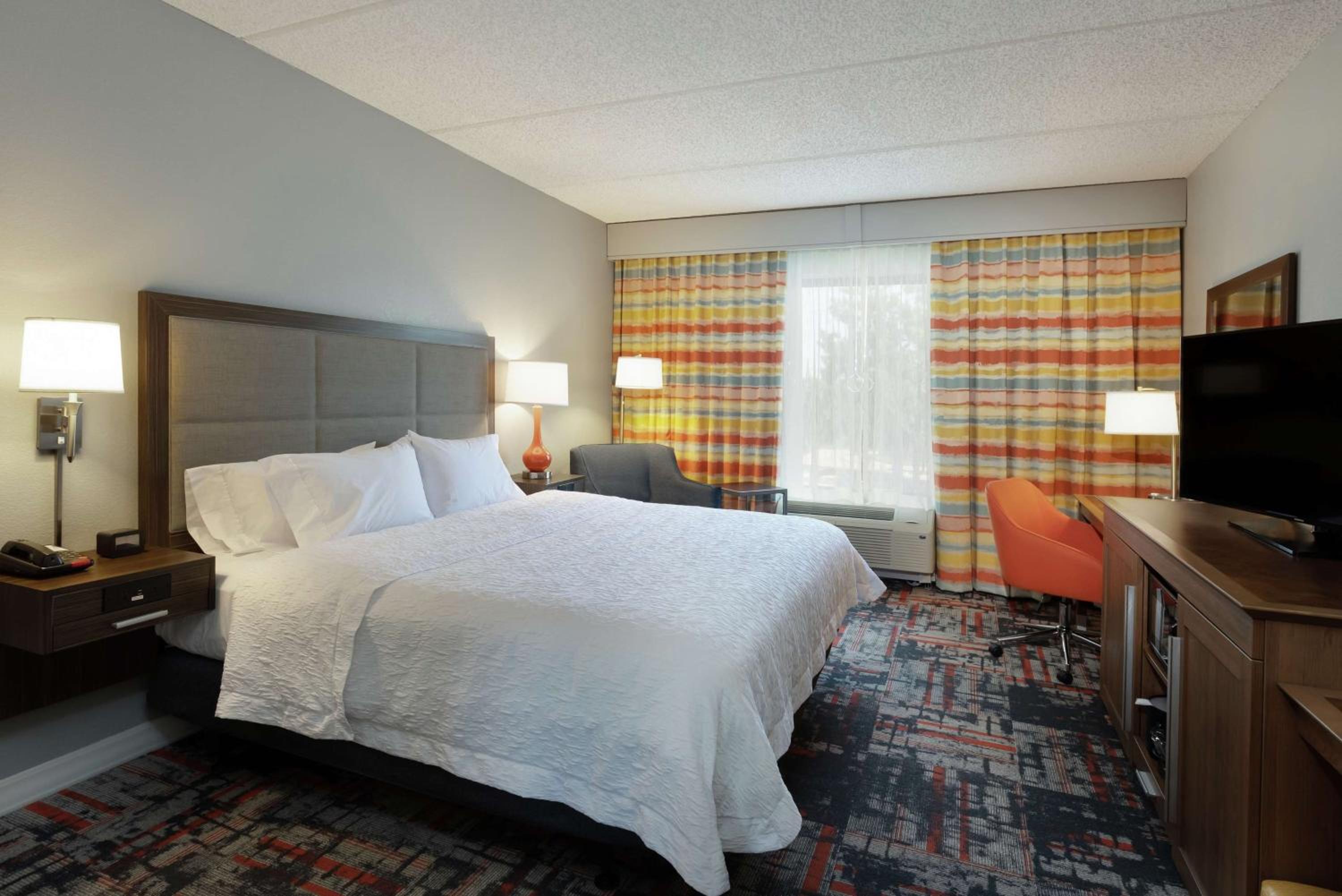 King Room with King Bed - Non-Smoking - Photo 1