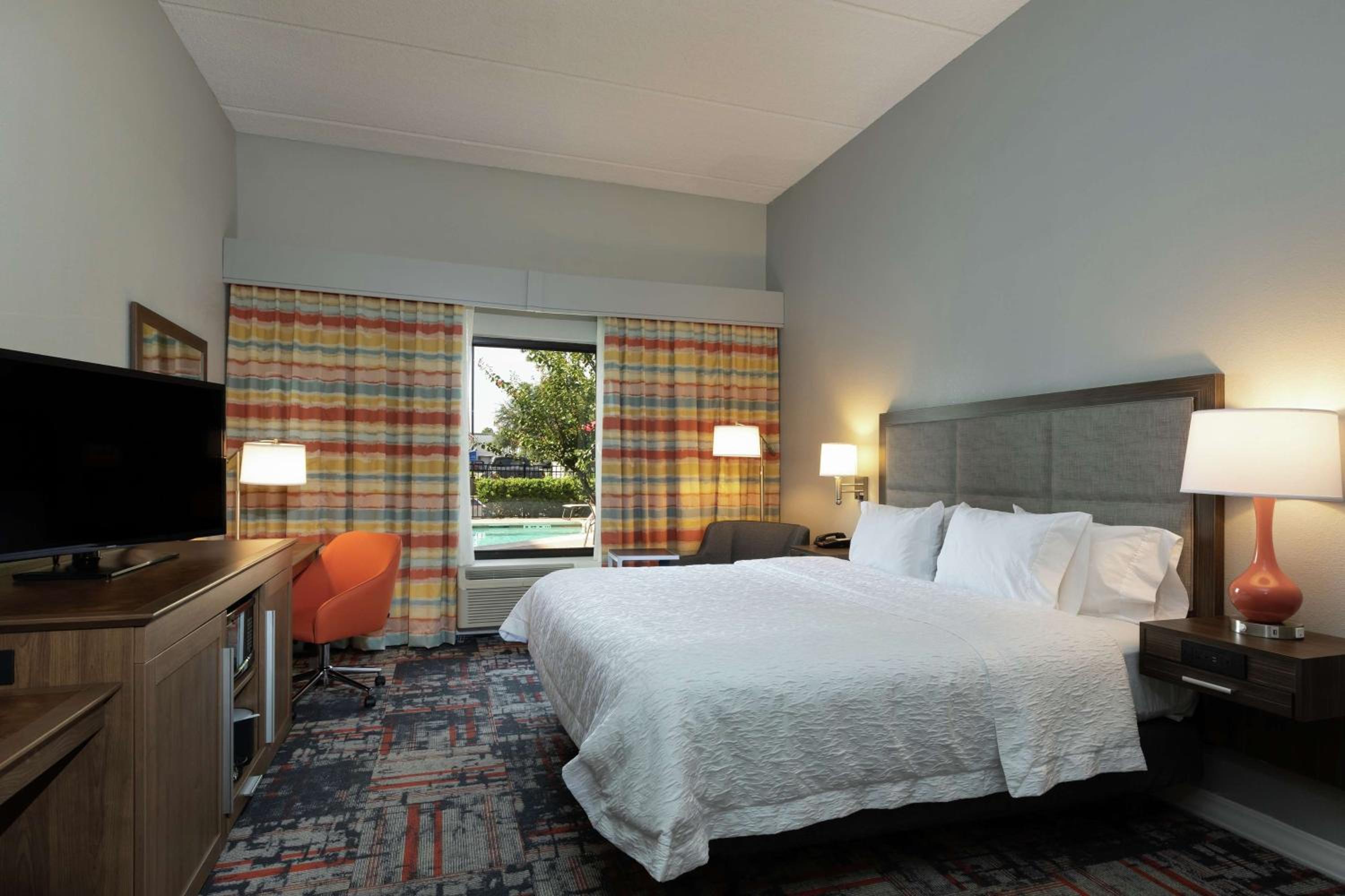 King Room with King Bed - Non-Smoking - Photo 3