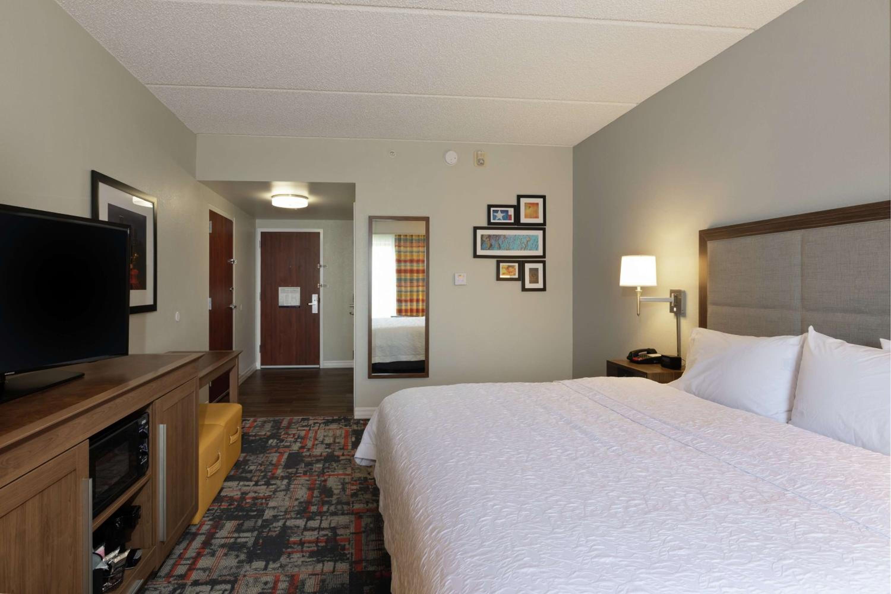 King Room with King Bed - Non-Smoking - Photo 4