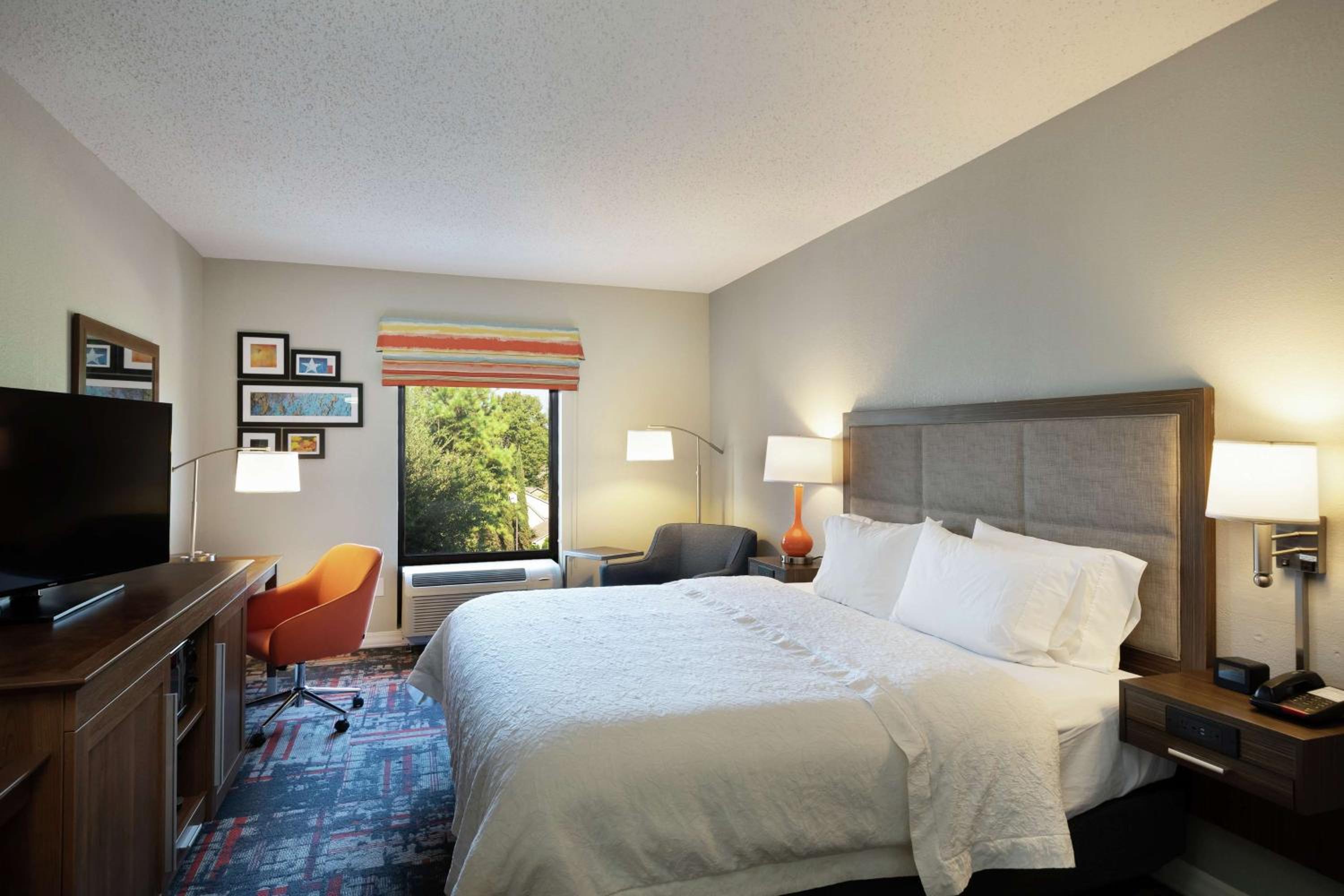 King Room with King Bed - Non-Smoking - Photo 5