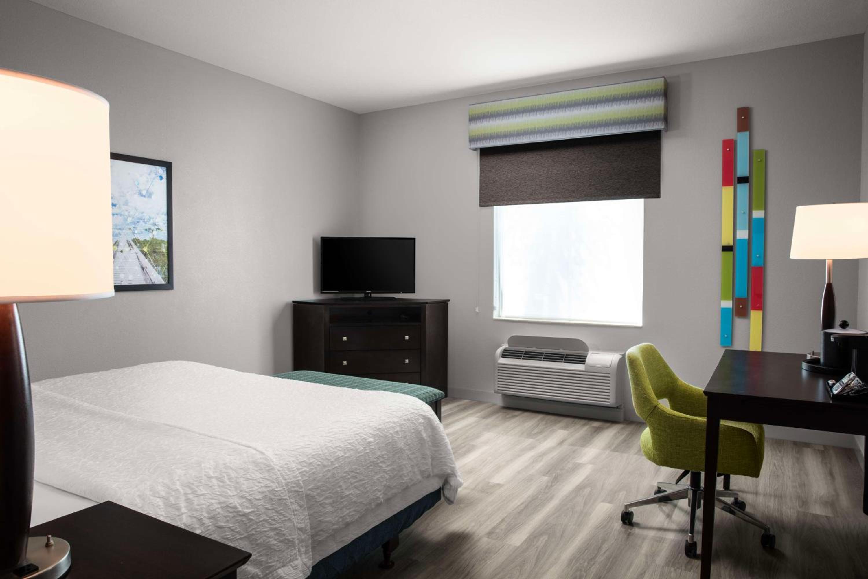 King Room with King Bed - Non-Smoking - Photo 3