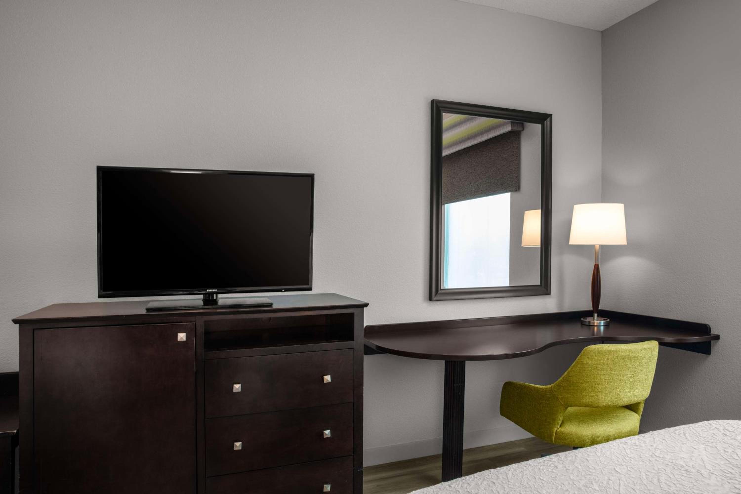 Room with Two Queen Beds - Non-Smoking - Photo 3