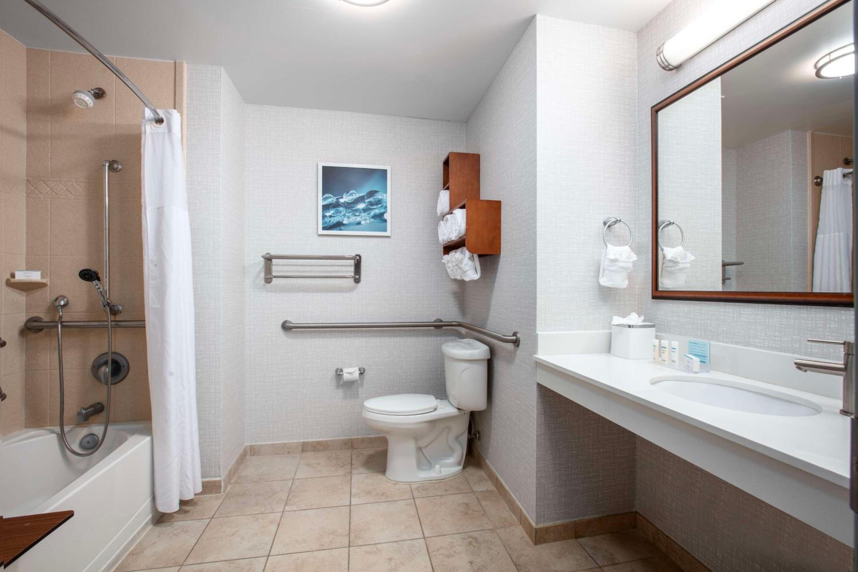 Double Room with Two Queen Beds and Bath Tub - Mobility Access - Photo 4