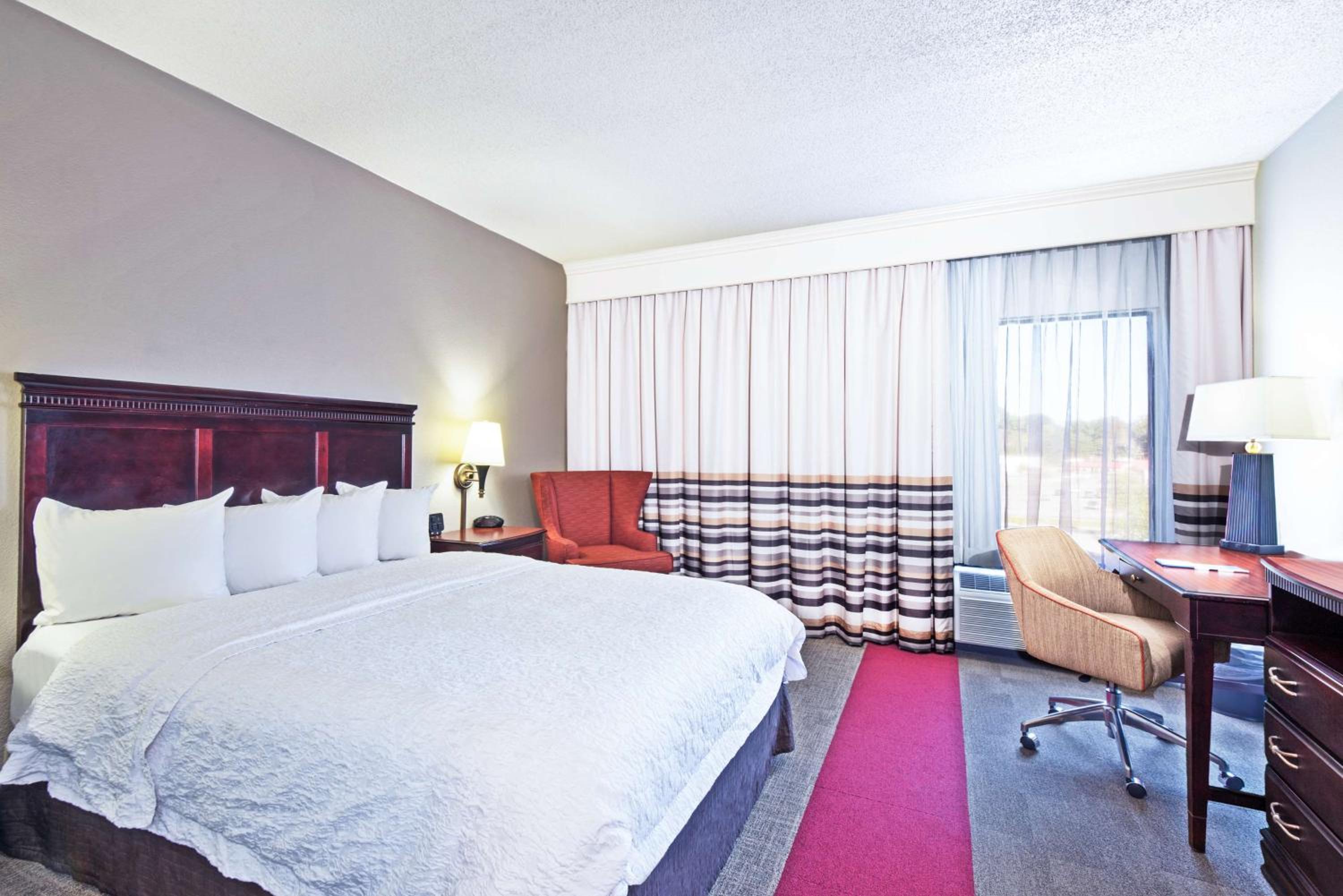 Queen Room with Bath Tub - Disability Access/Non-Smoking  photo 3