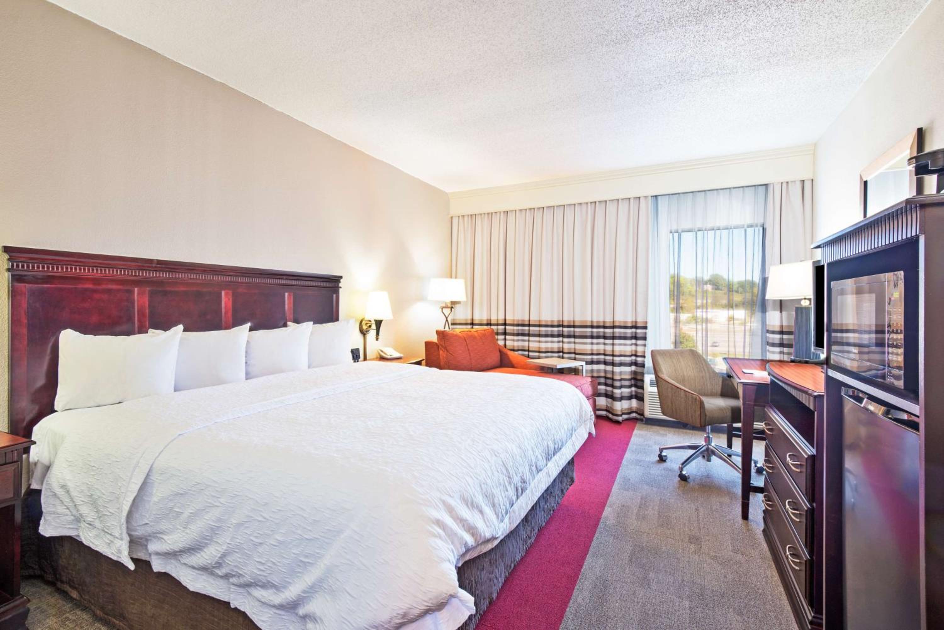 King Room with King Bed - Non-Smoking - Photo 1