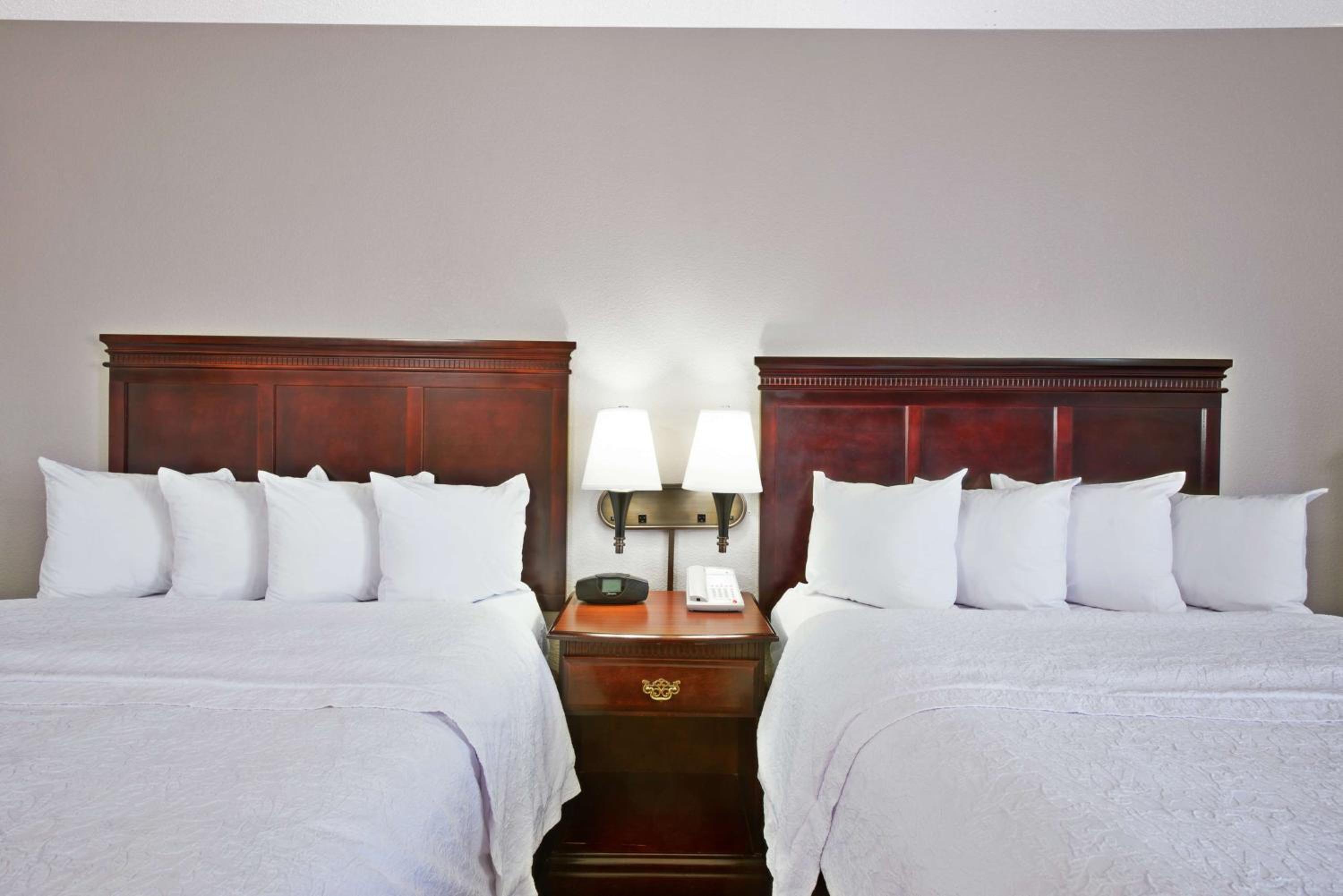Room with Two Queen Beds - Non-Smoking - Photo 2