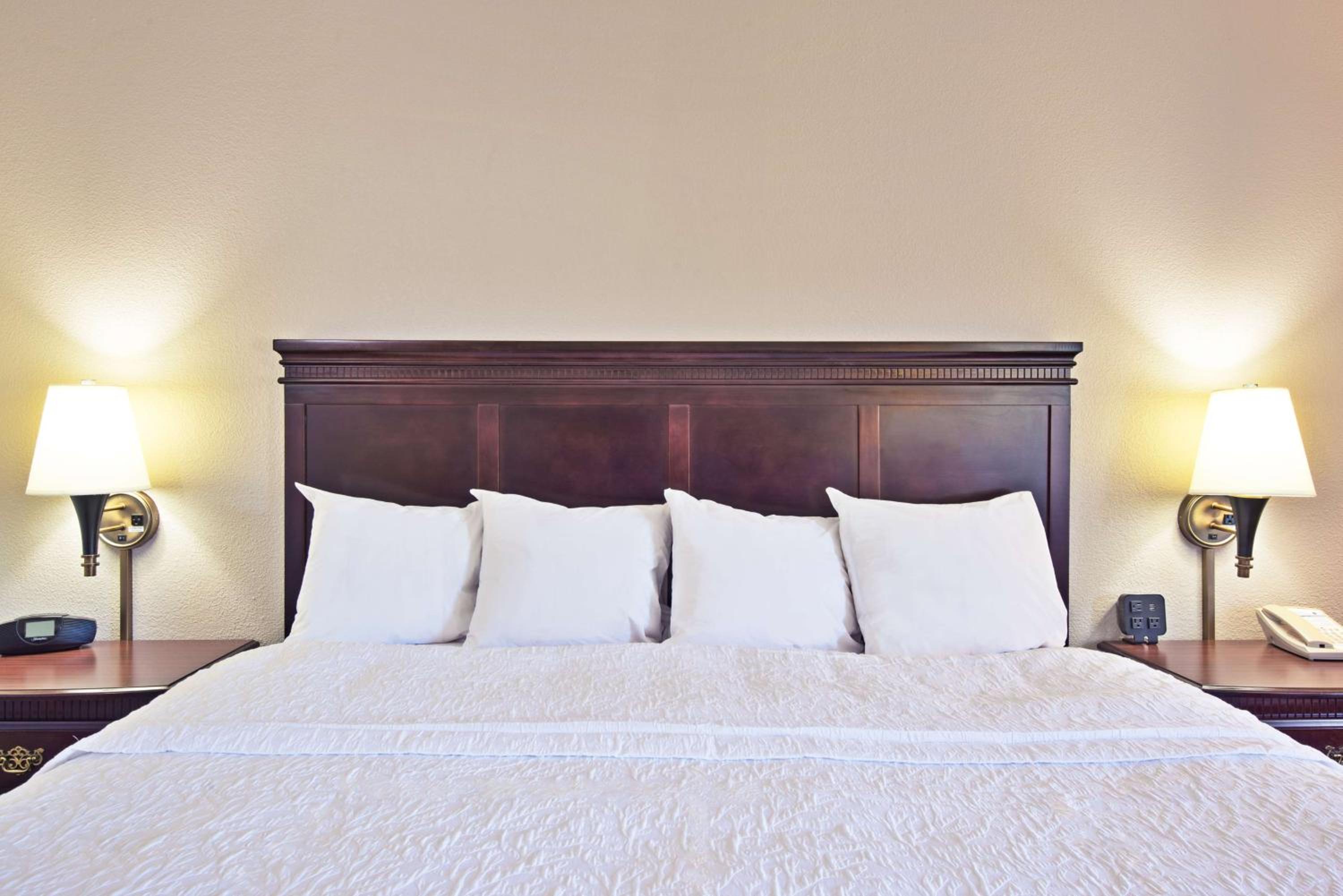 King Room with King Bed - Non-Smoking - Photo 3