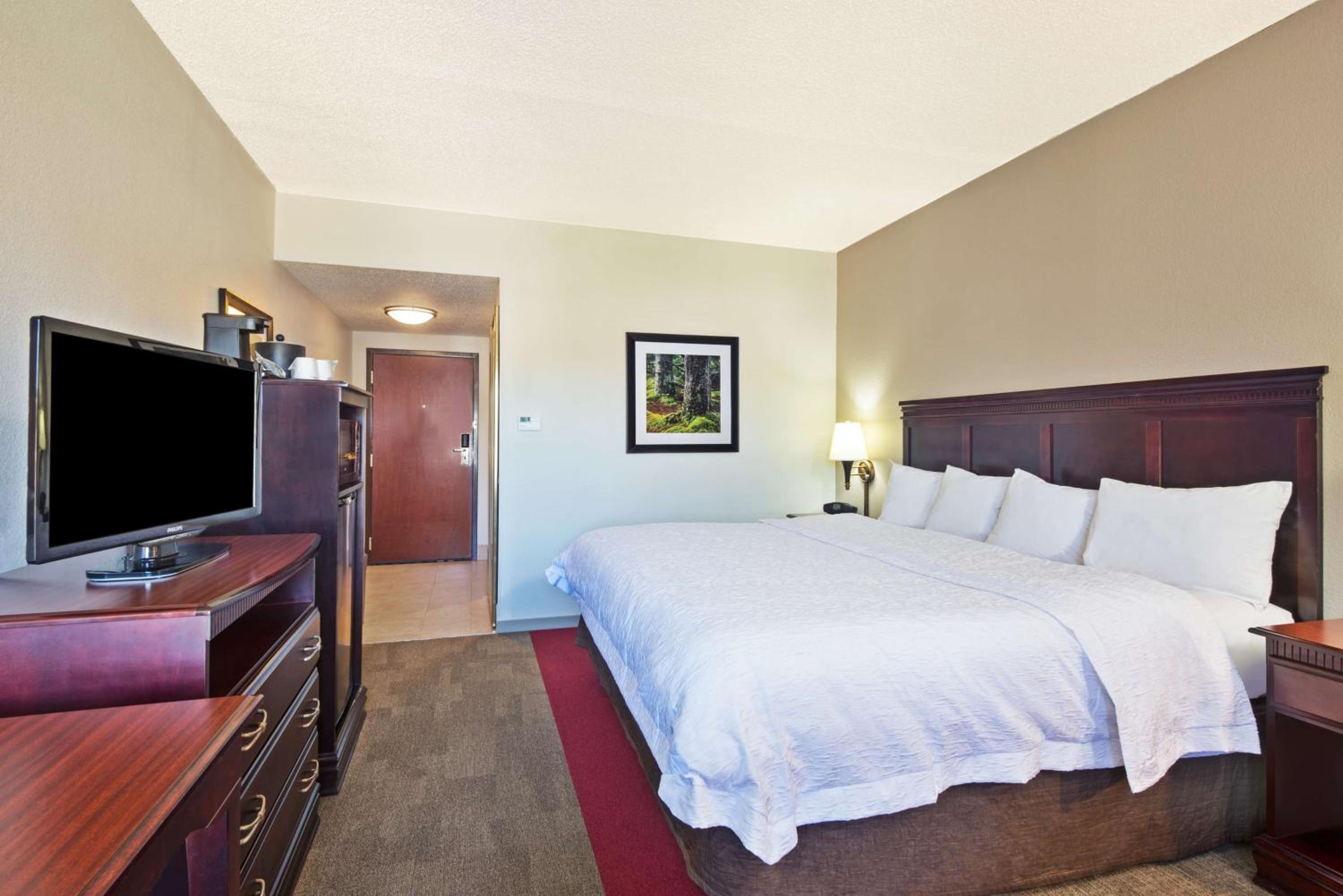King Room with King Bed - Non-Smoking - Photo 2