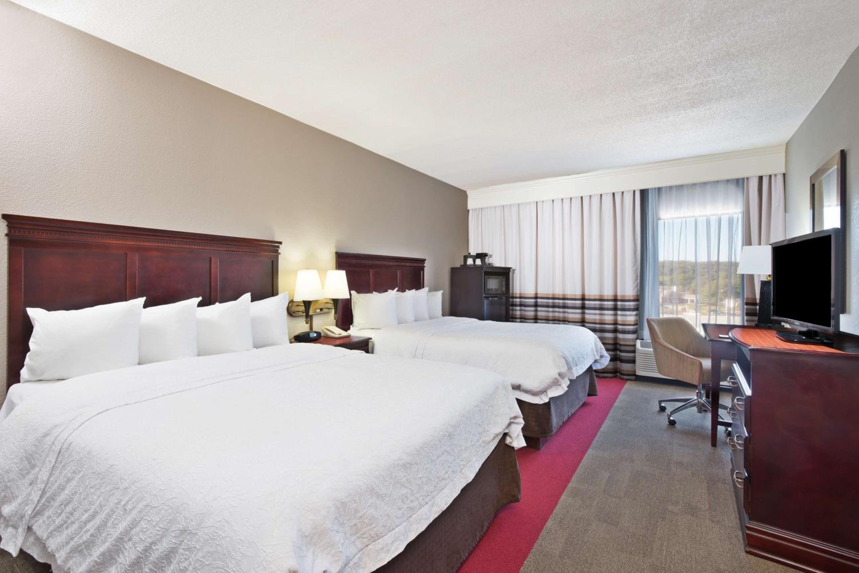 Room with Two Queen Beds - Non-Smoking - Photo 4