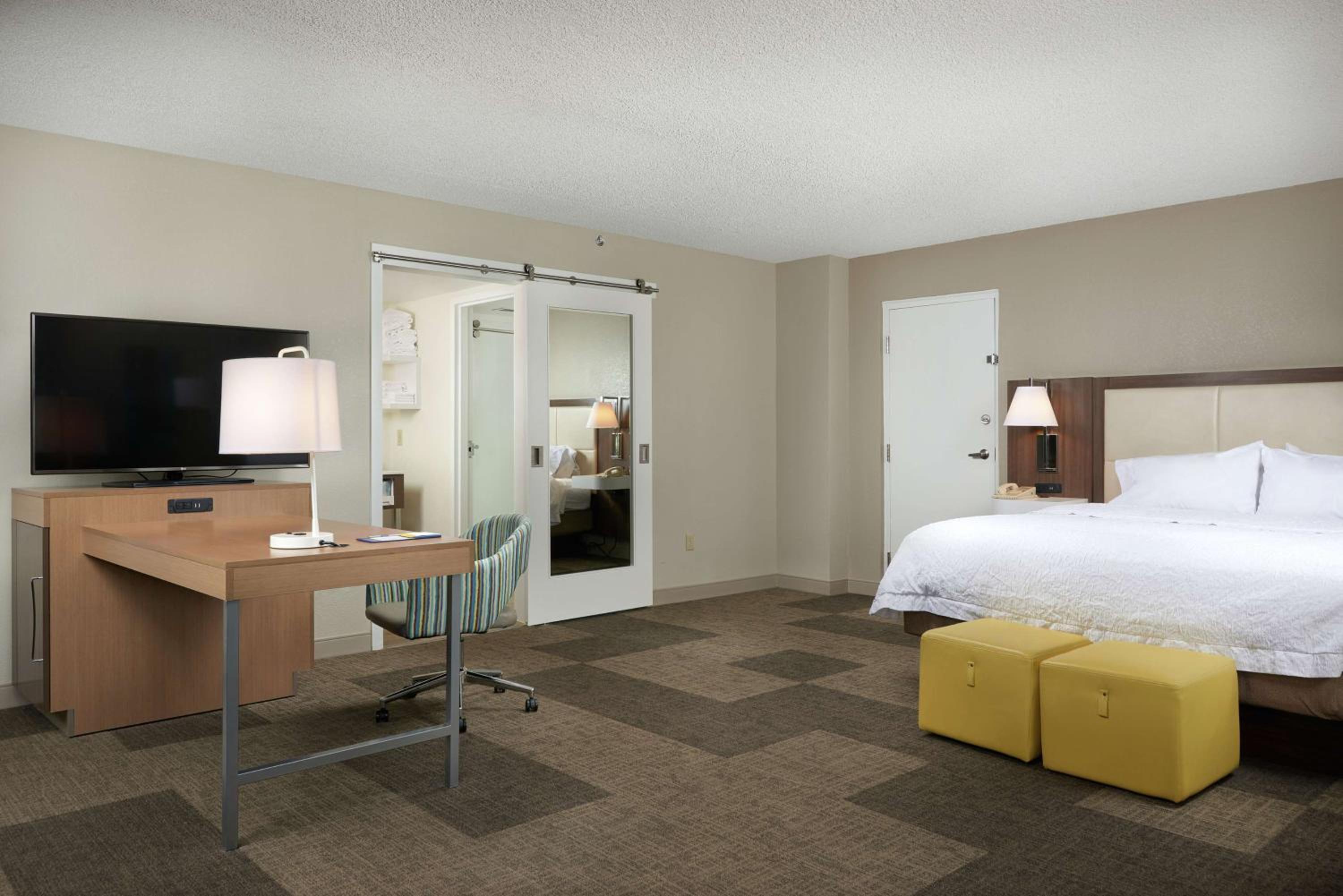 King Suite with Spa Bath - Non-Smoking photo 2