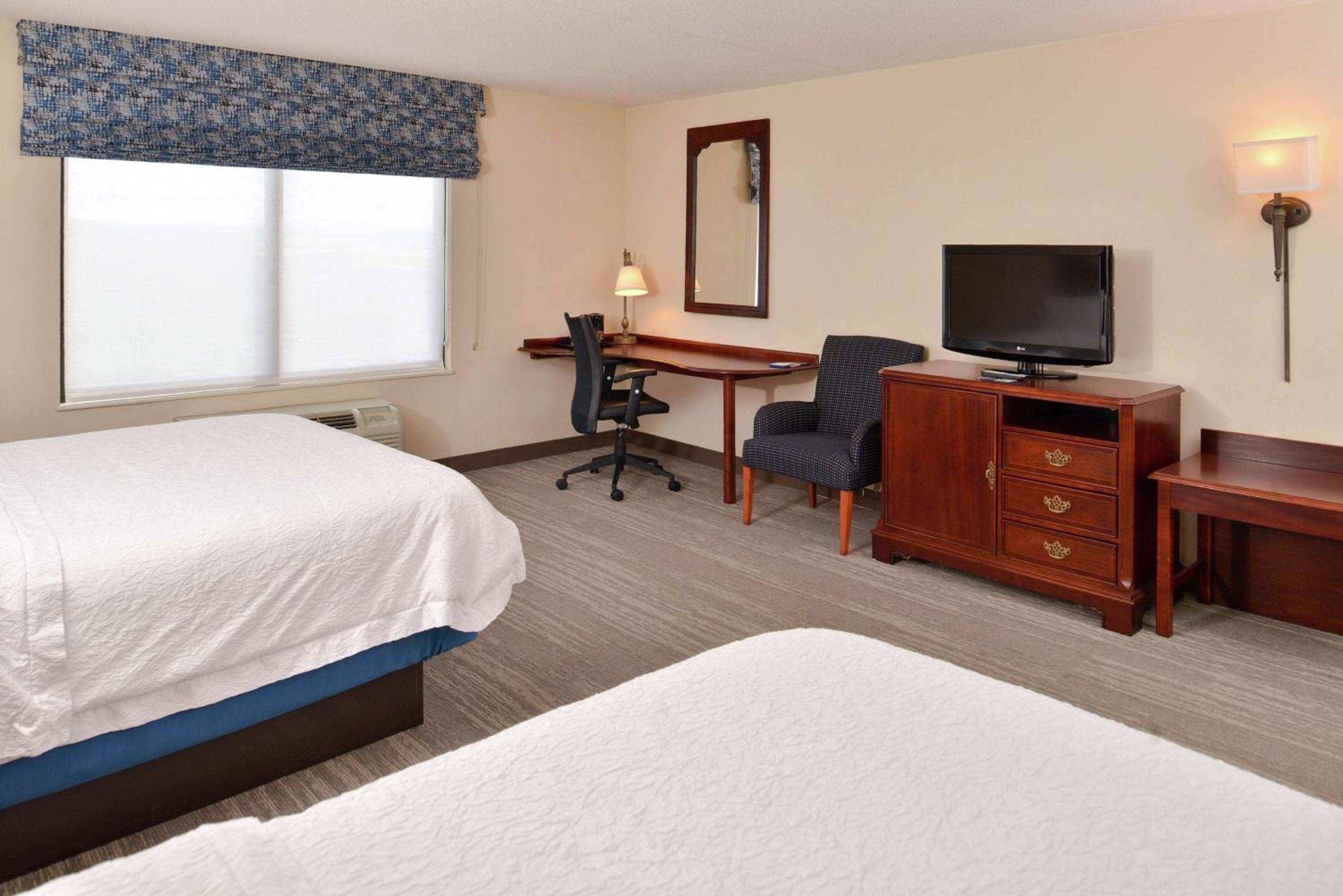 Queen Room with Two Queen Beds - Photo 2