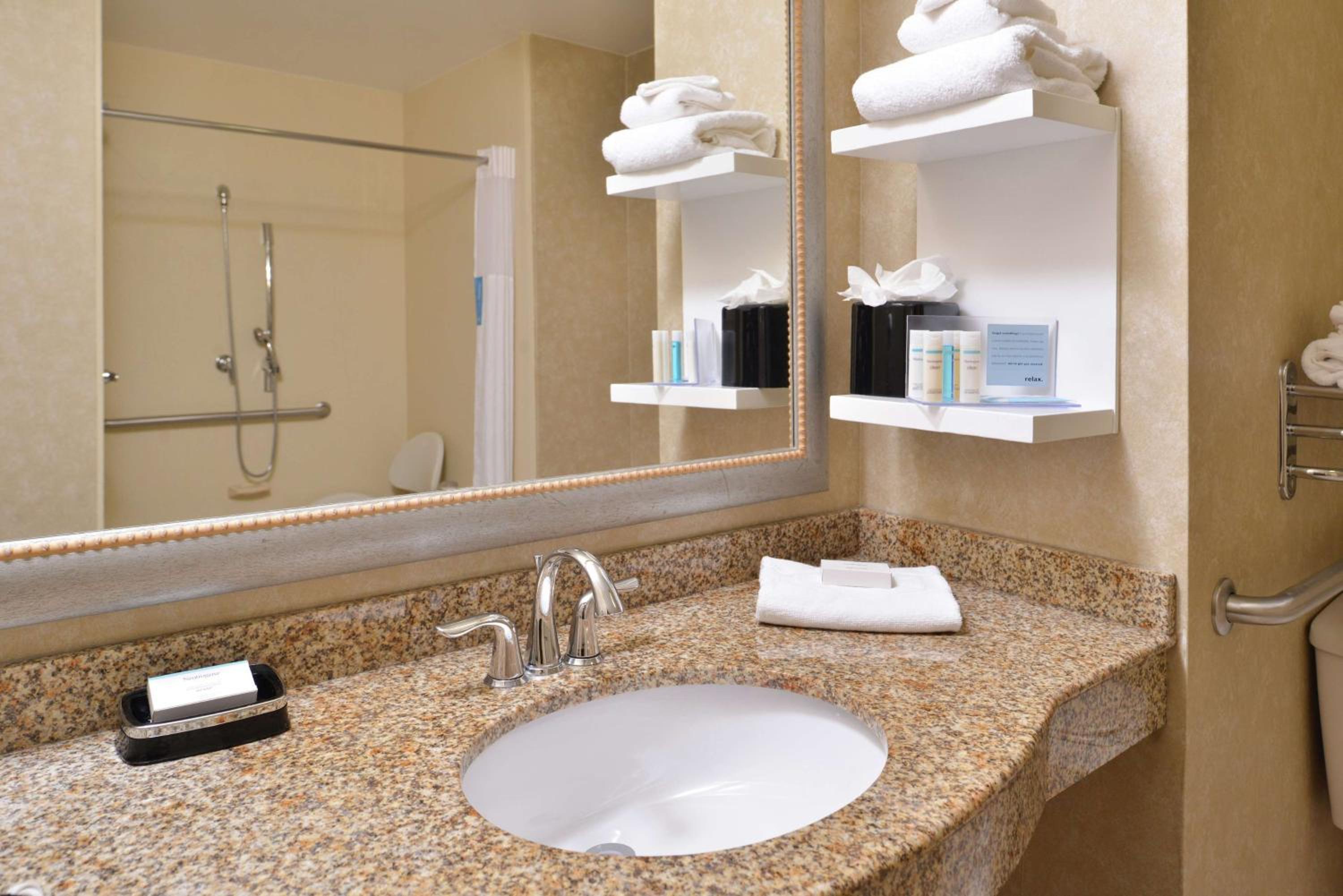 King Room with Tub - Mobility Access - Photo 2
