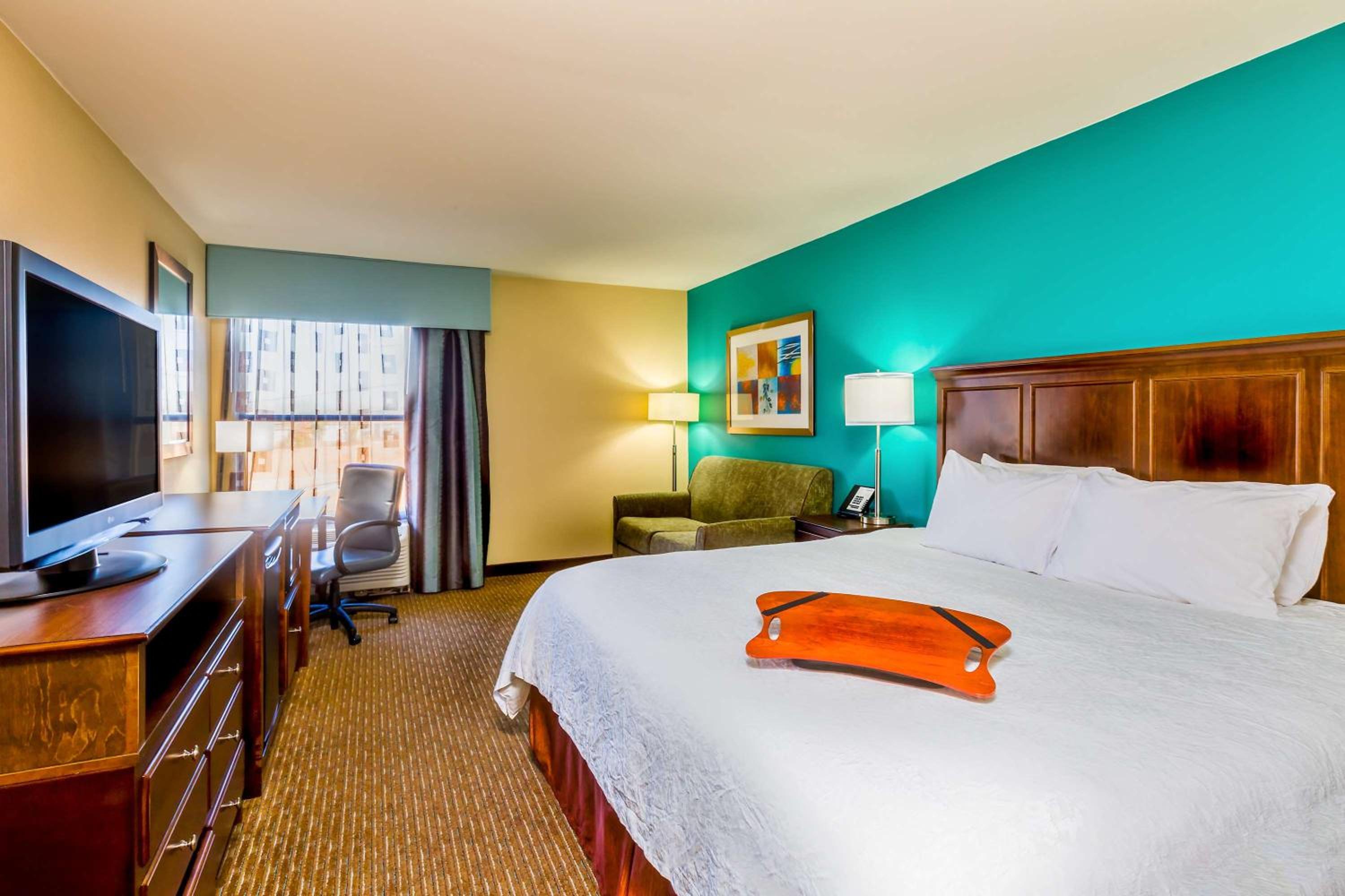 Deluxe King Room With Whirpool - Non-Smoking photo 1