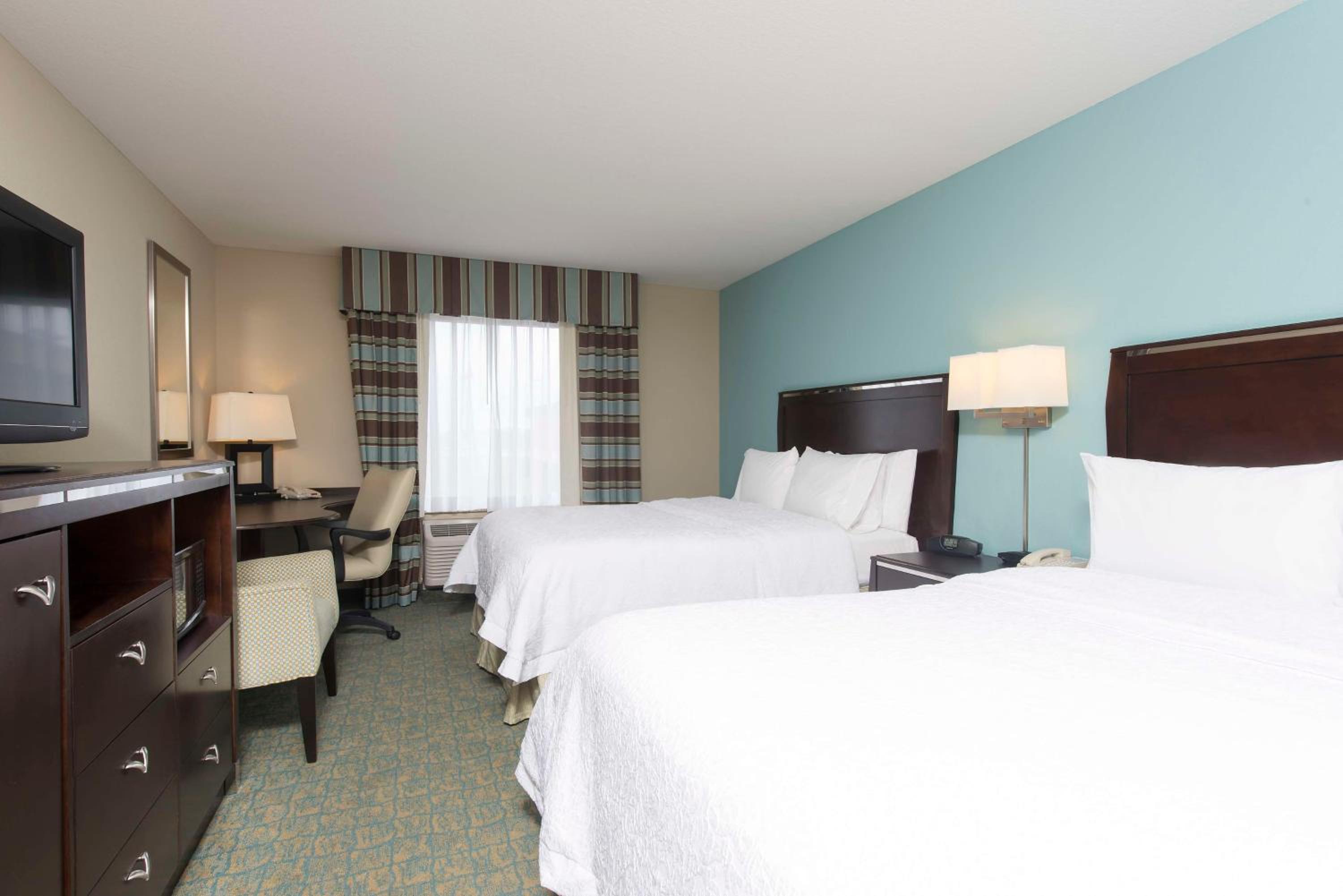 Room with Two Queen Beds - Non-Smoking - Photo 3