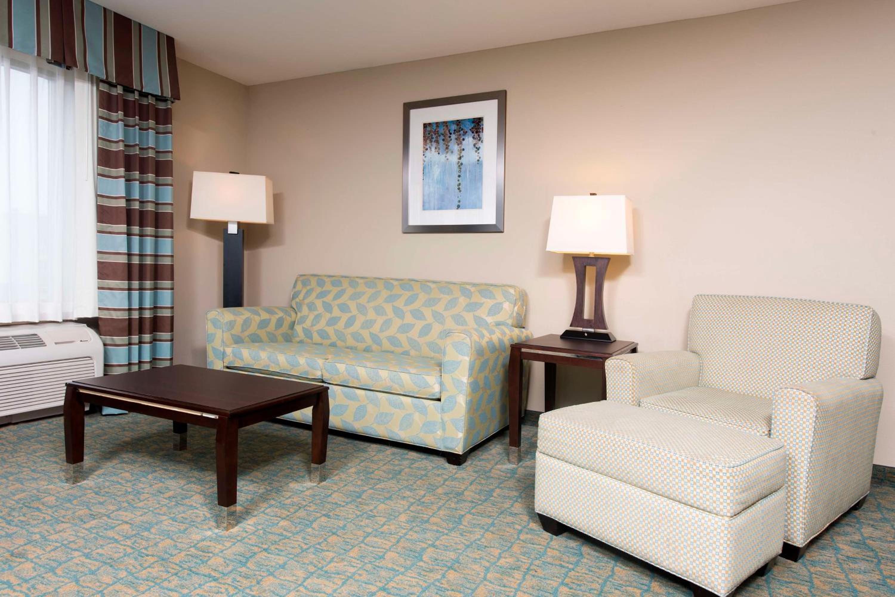 Queen Studio Suite with Two Queen Beds and Sofa Bed - Non-Smoking - Photo 3