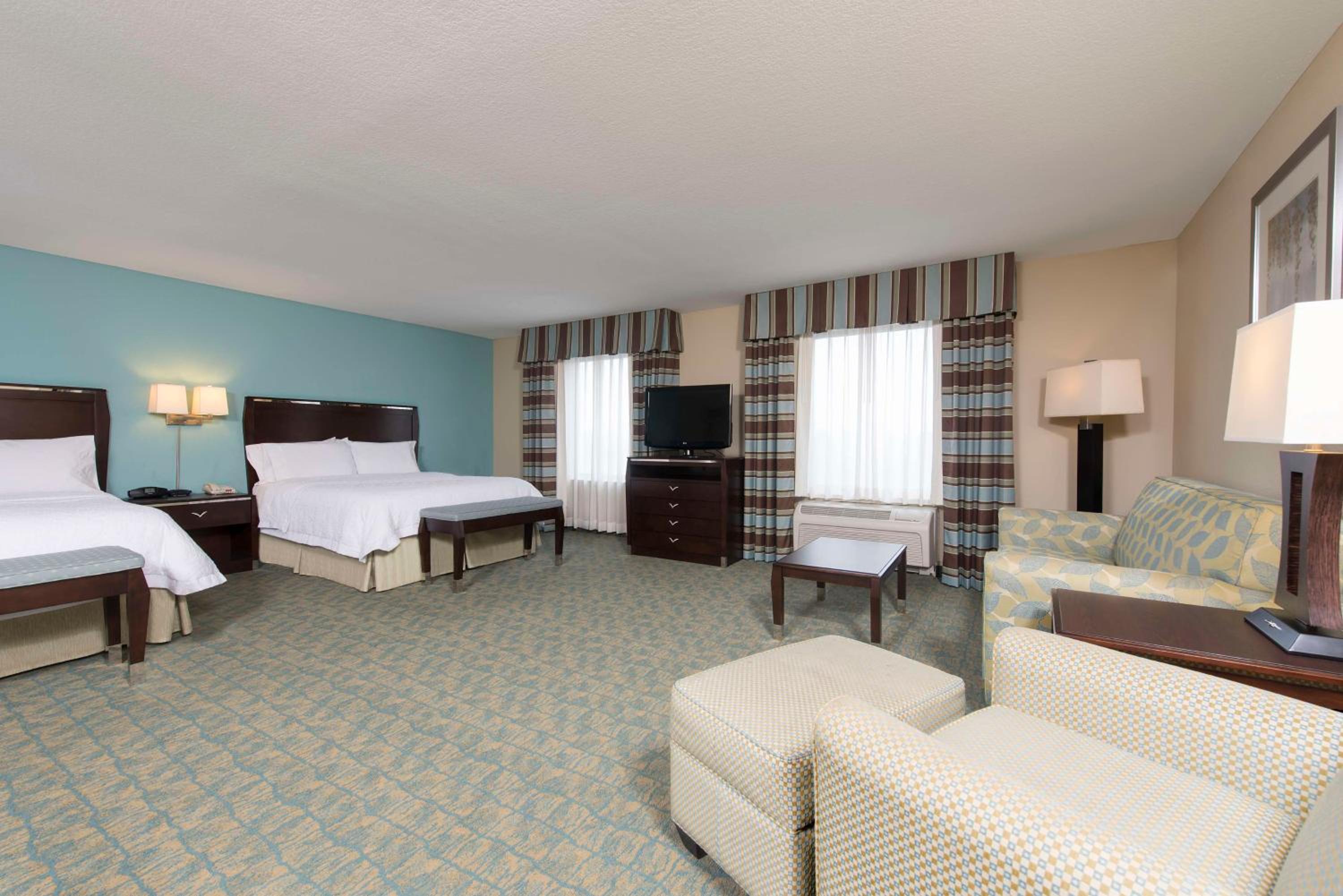 Queen Studio Suite with Two Queen Beds and Sofa Bed - Non-Smoking - Photo 2