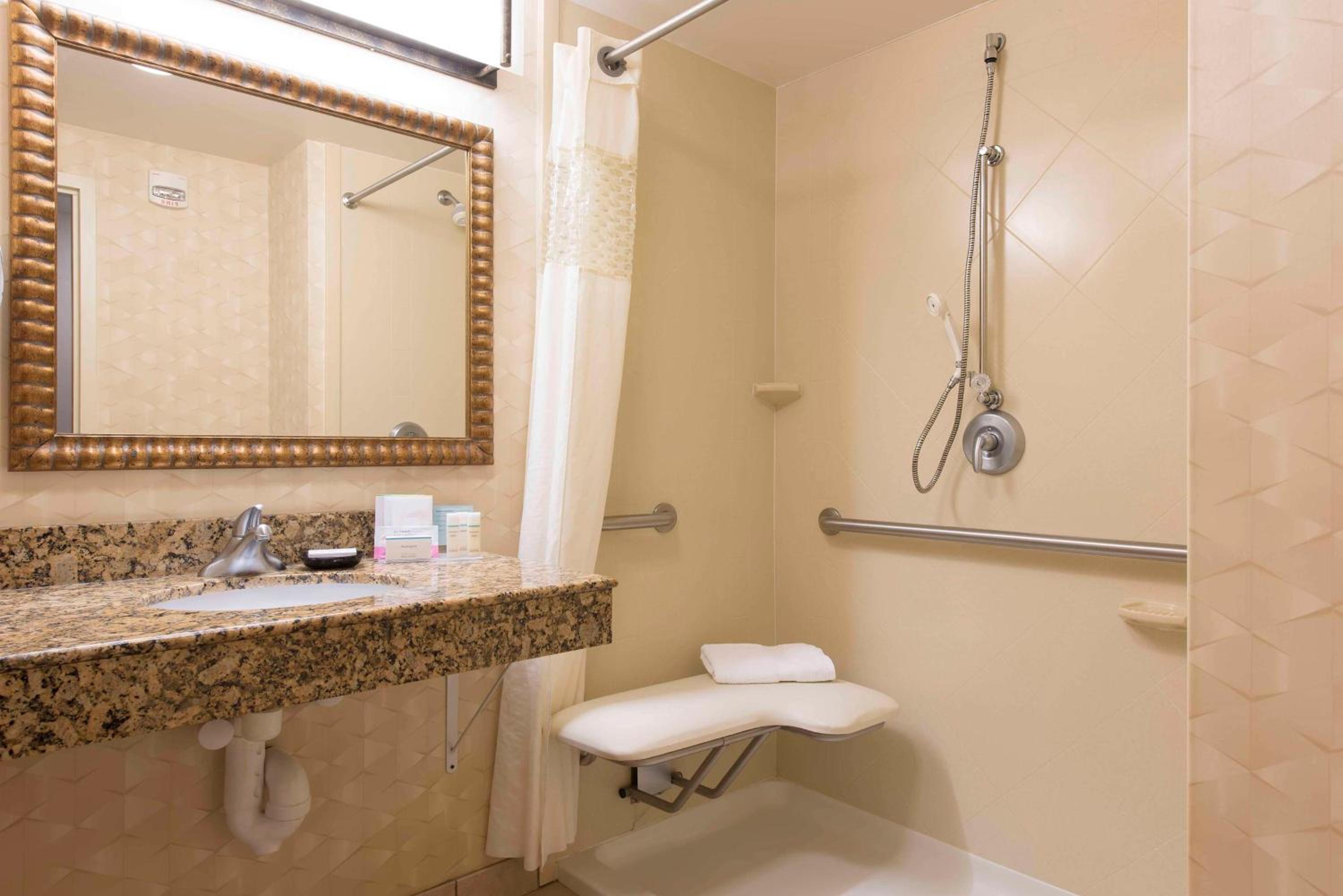 Queen Room with Two Queen Beds and Roll-In Shower - Disability Access - Photo 4