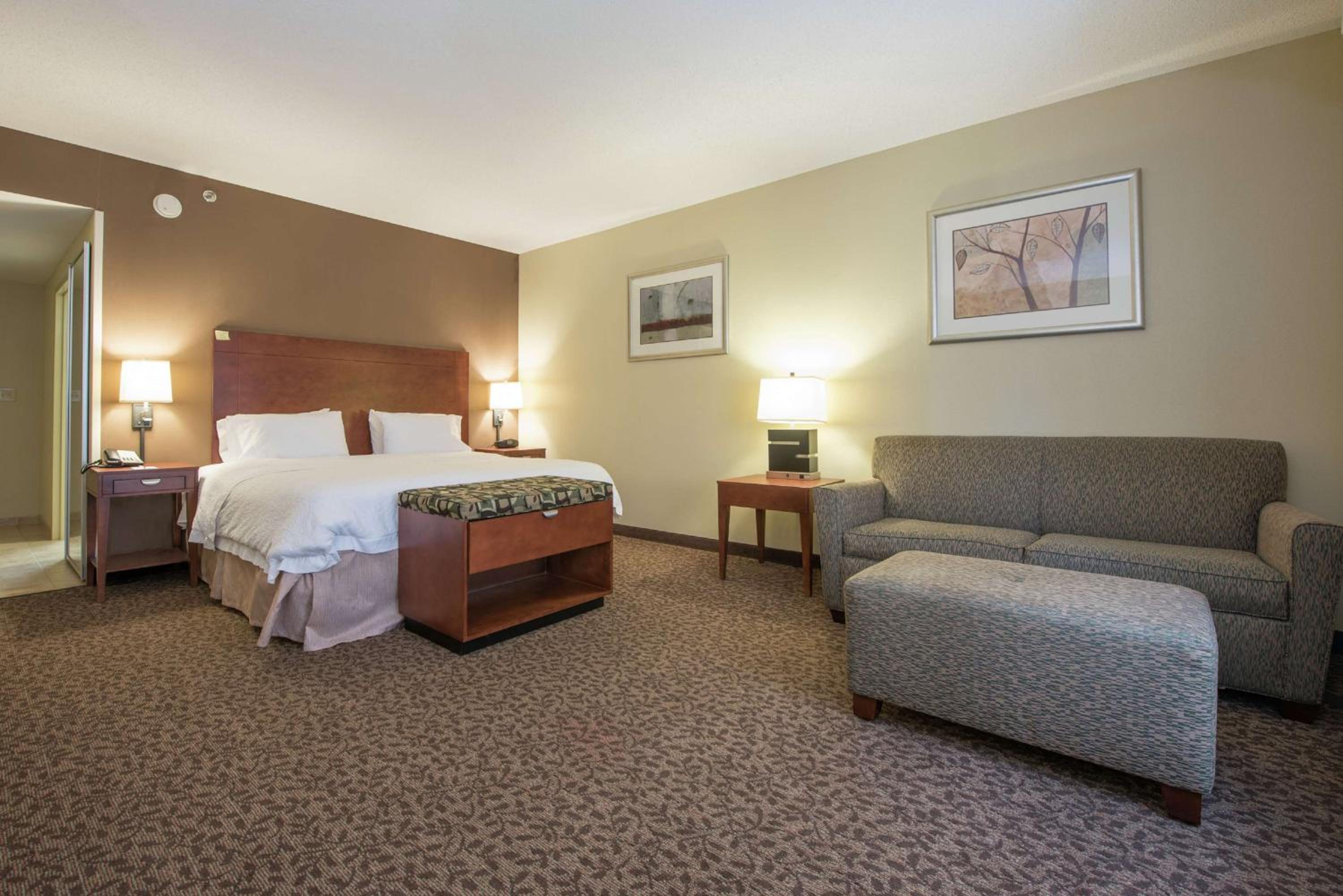 King Room with Sofa Bed – Non-Smoking - Photo 1