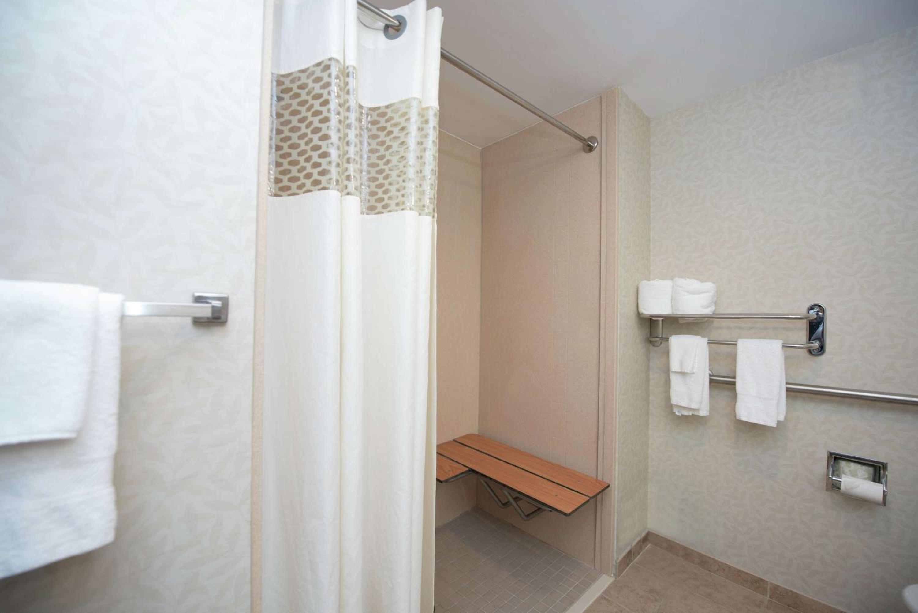 King Room with Accessible Tub - Mobility and Hearing Access/Non-Smoking - Photo 1