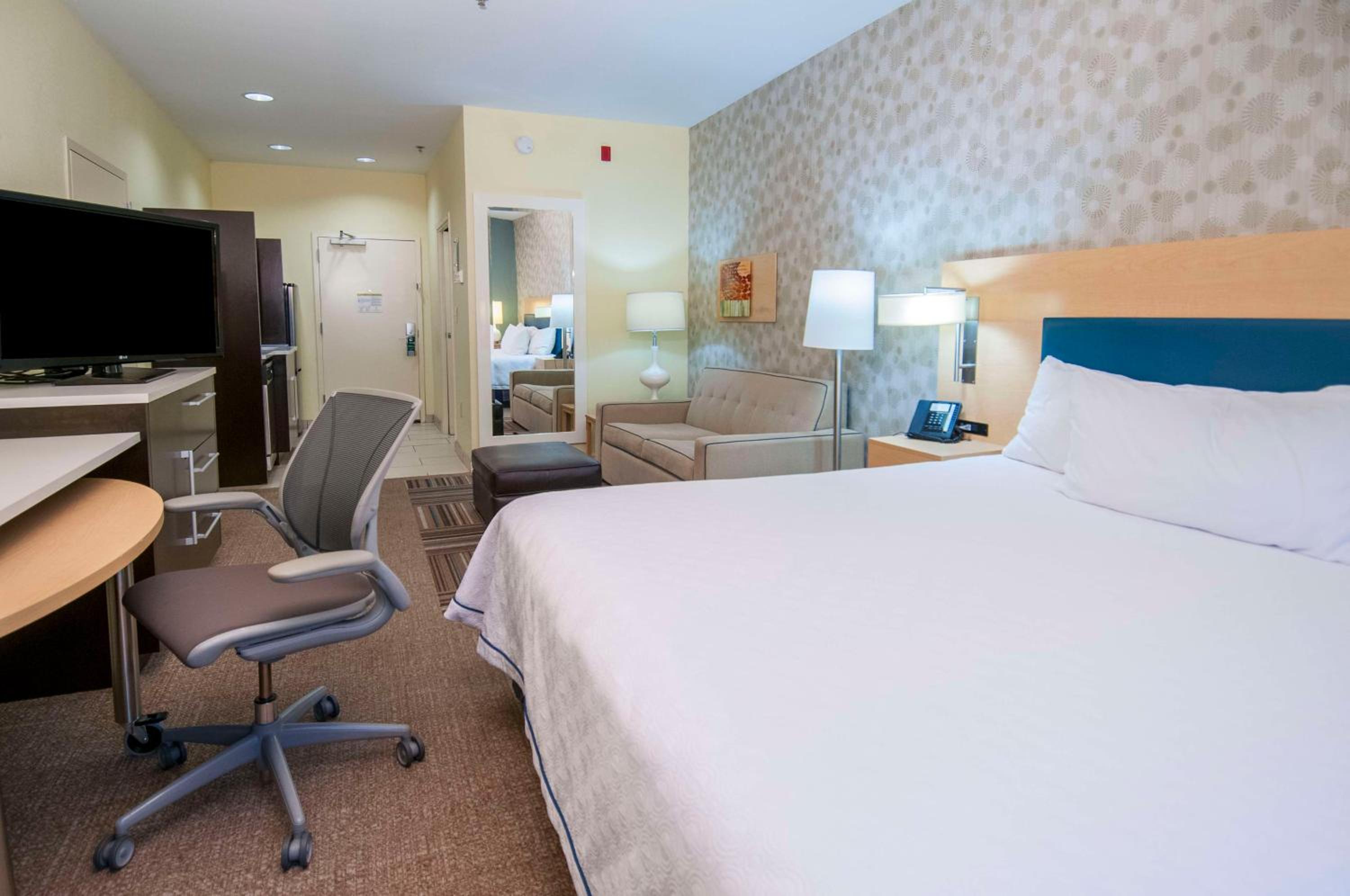 Premium King Studio Suite - Non-Smoking