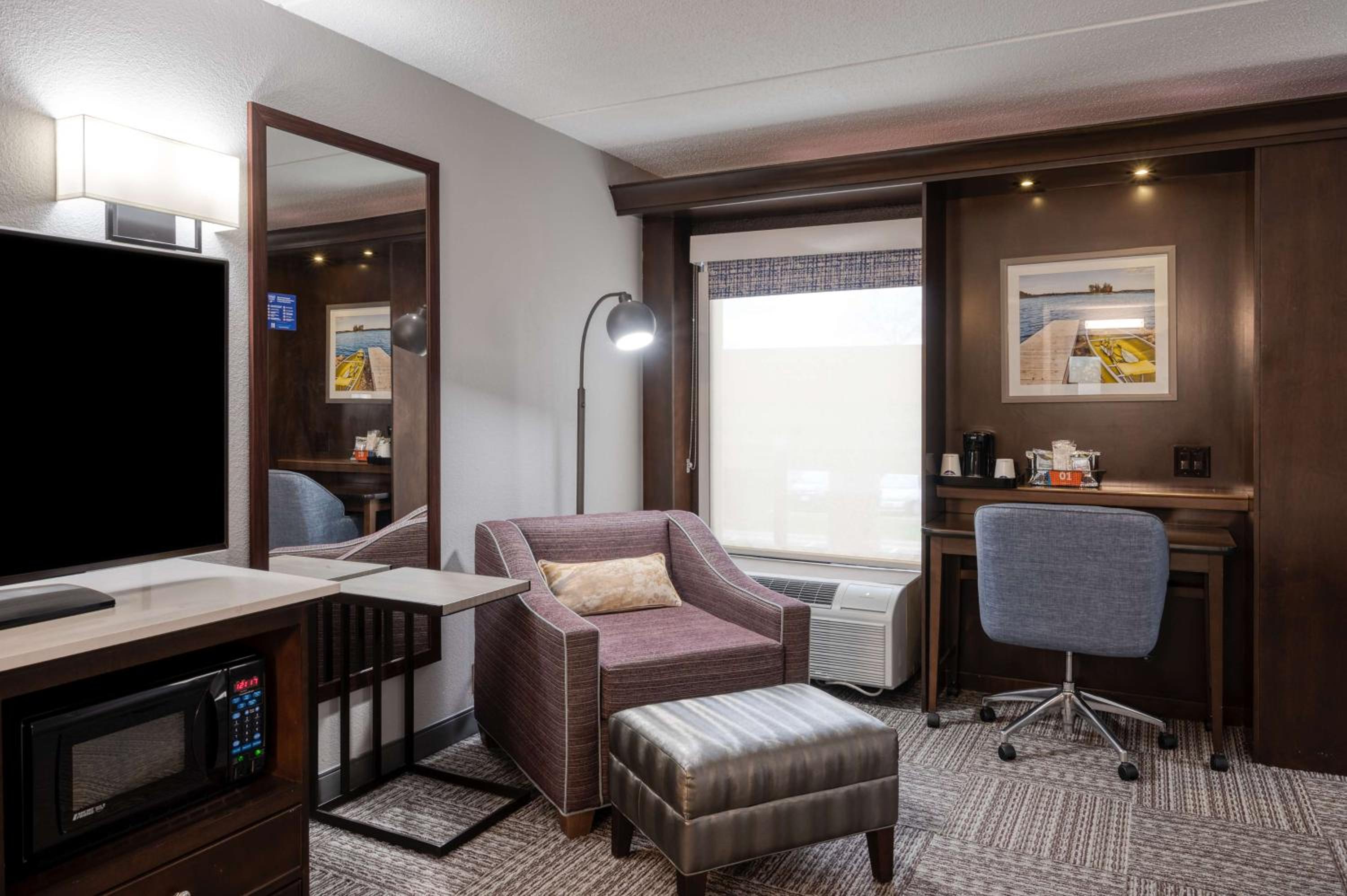 Deluxe King Room - Non-Smoking - Photo 3