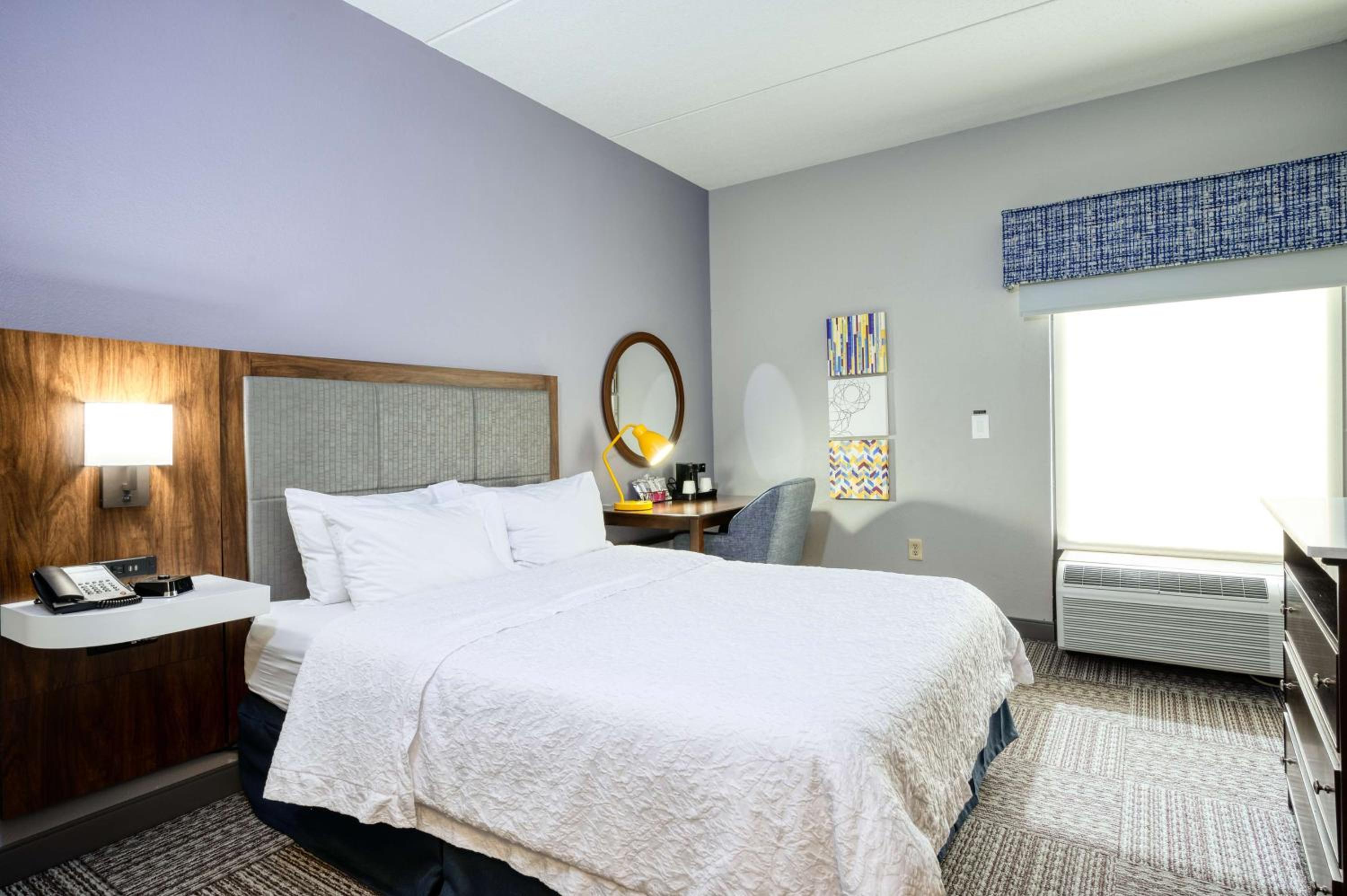 Deluxe King Room - Non-Smoking - Photo 2