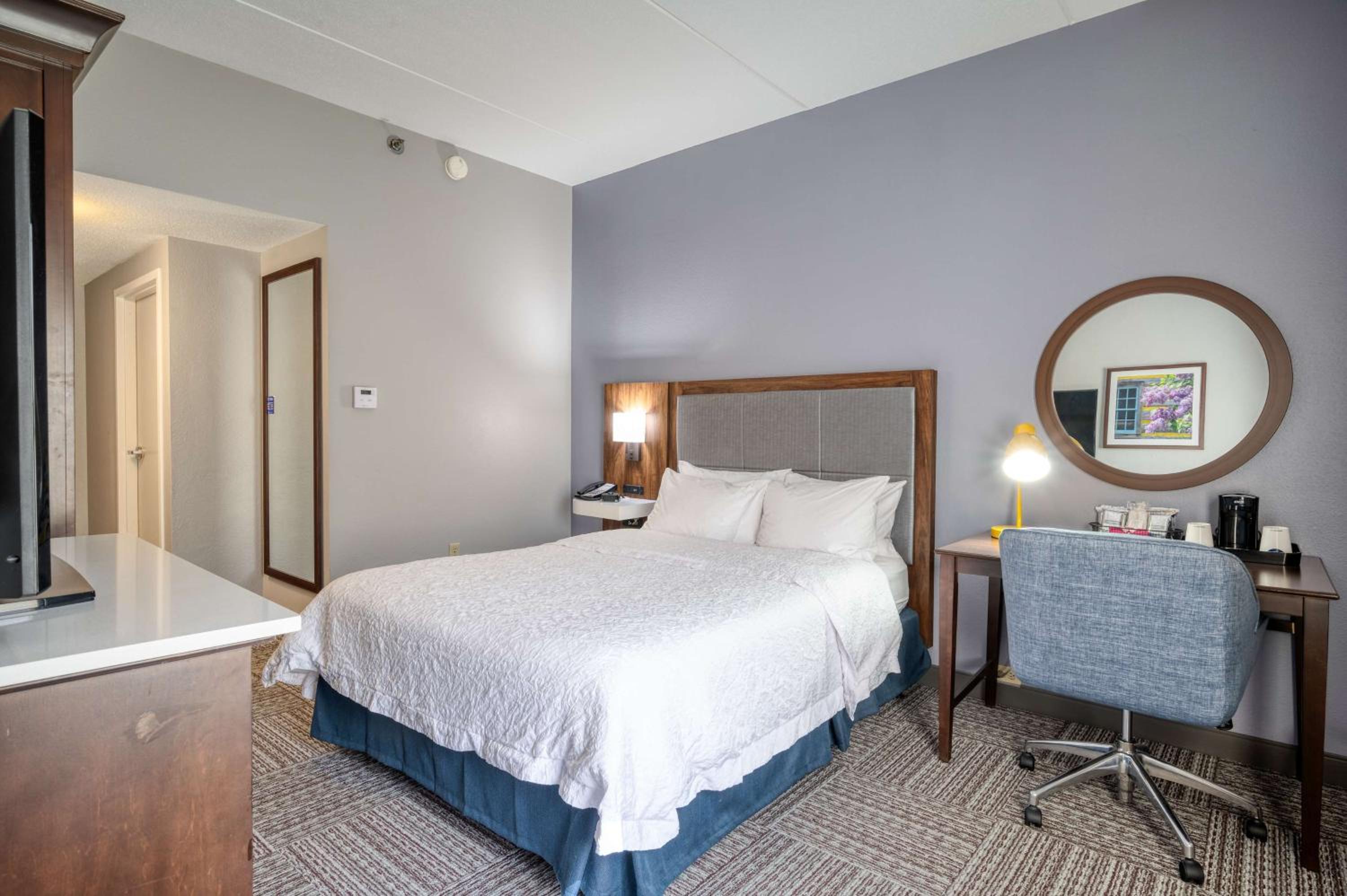 Deluxe King Room - Non-Smoking - Photo 8