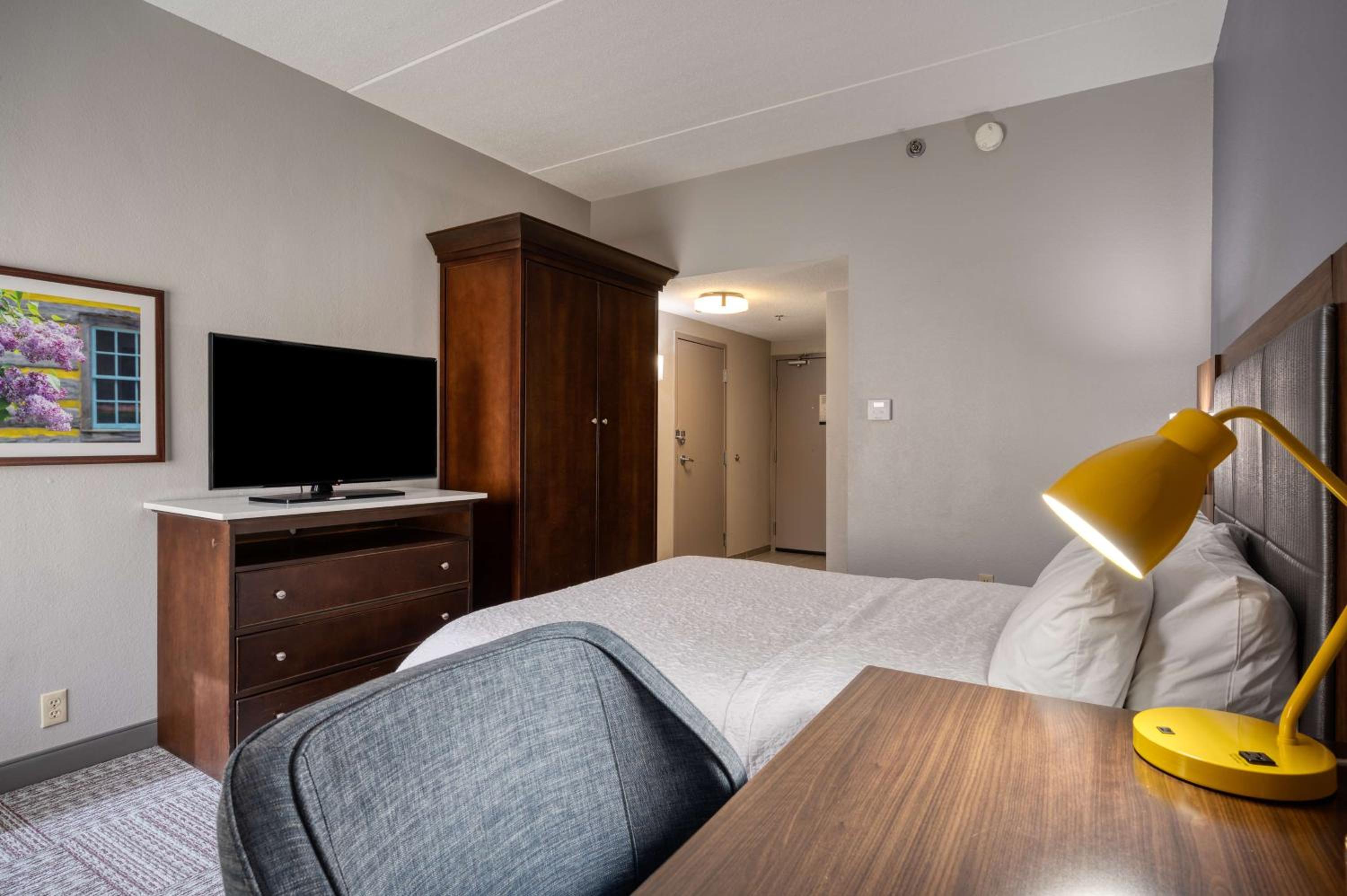 Deluxe King Room - Non-Smoking - Photo 5