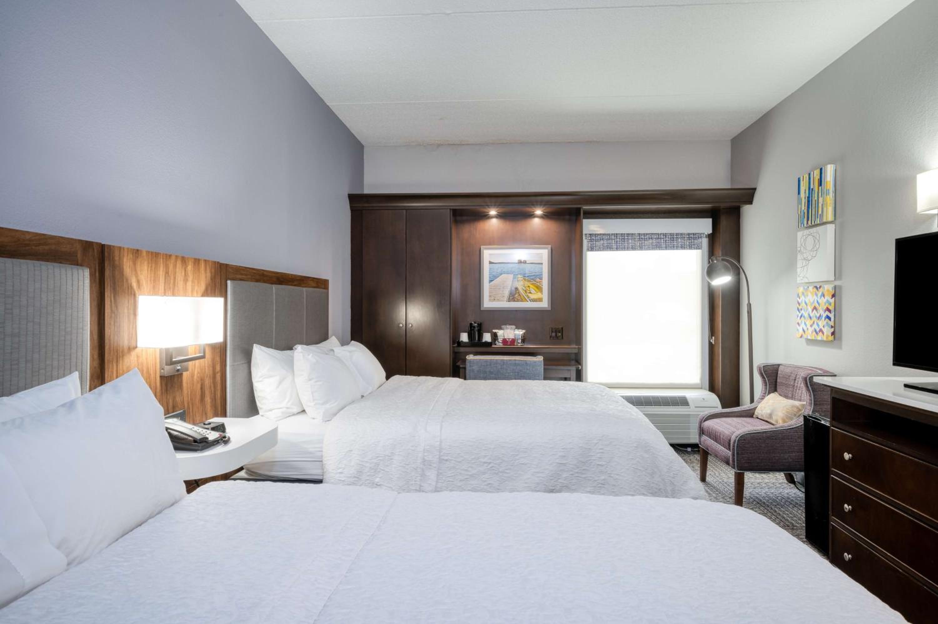 Room with Two Queen Beds - Non-Smoking - Photo 6