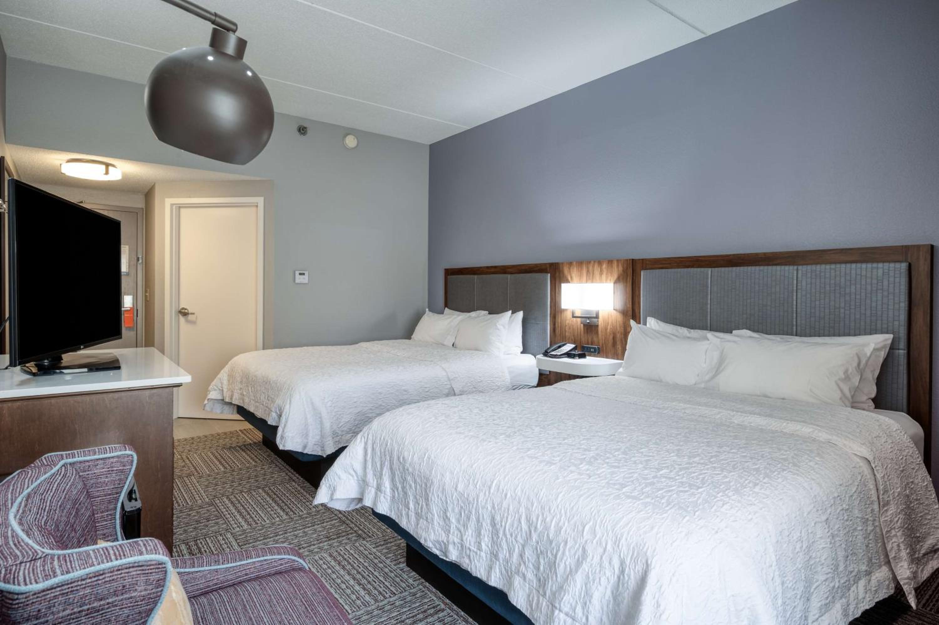 Room with Two Queen Beds - Non-Smoking - Photo 5