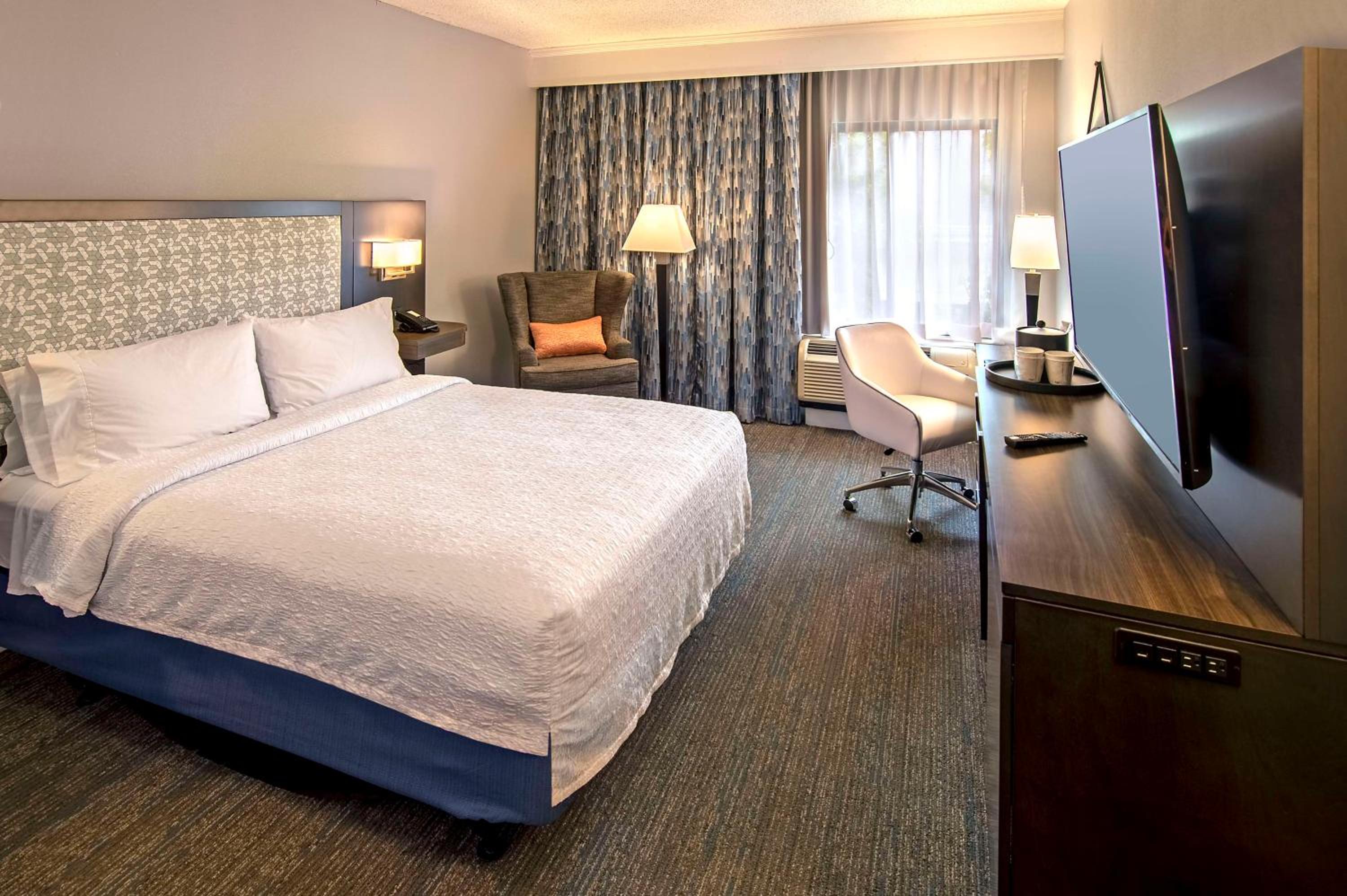 Queen Room with Bath Tub - Disability Access/Non-Smoking  - Photo 1