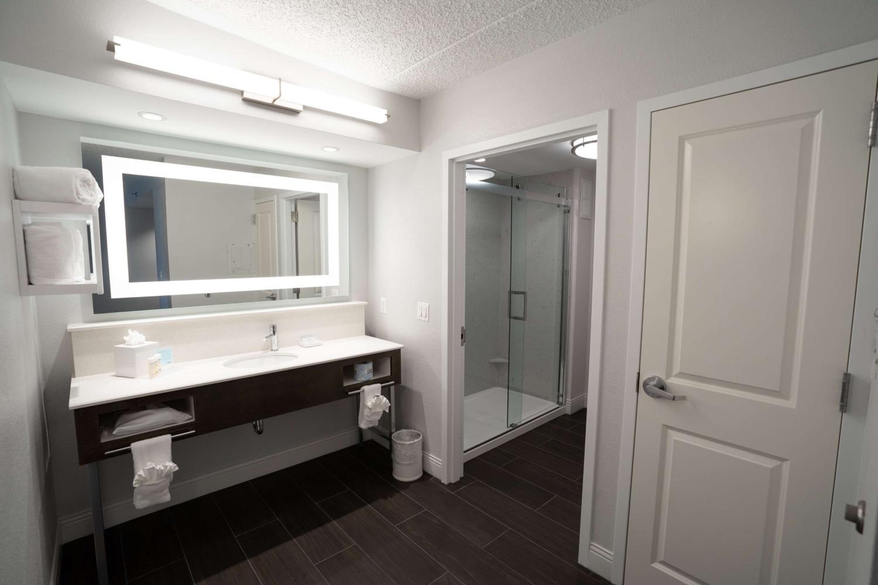 King Suite - Non-Smoking - Photo 2