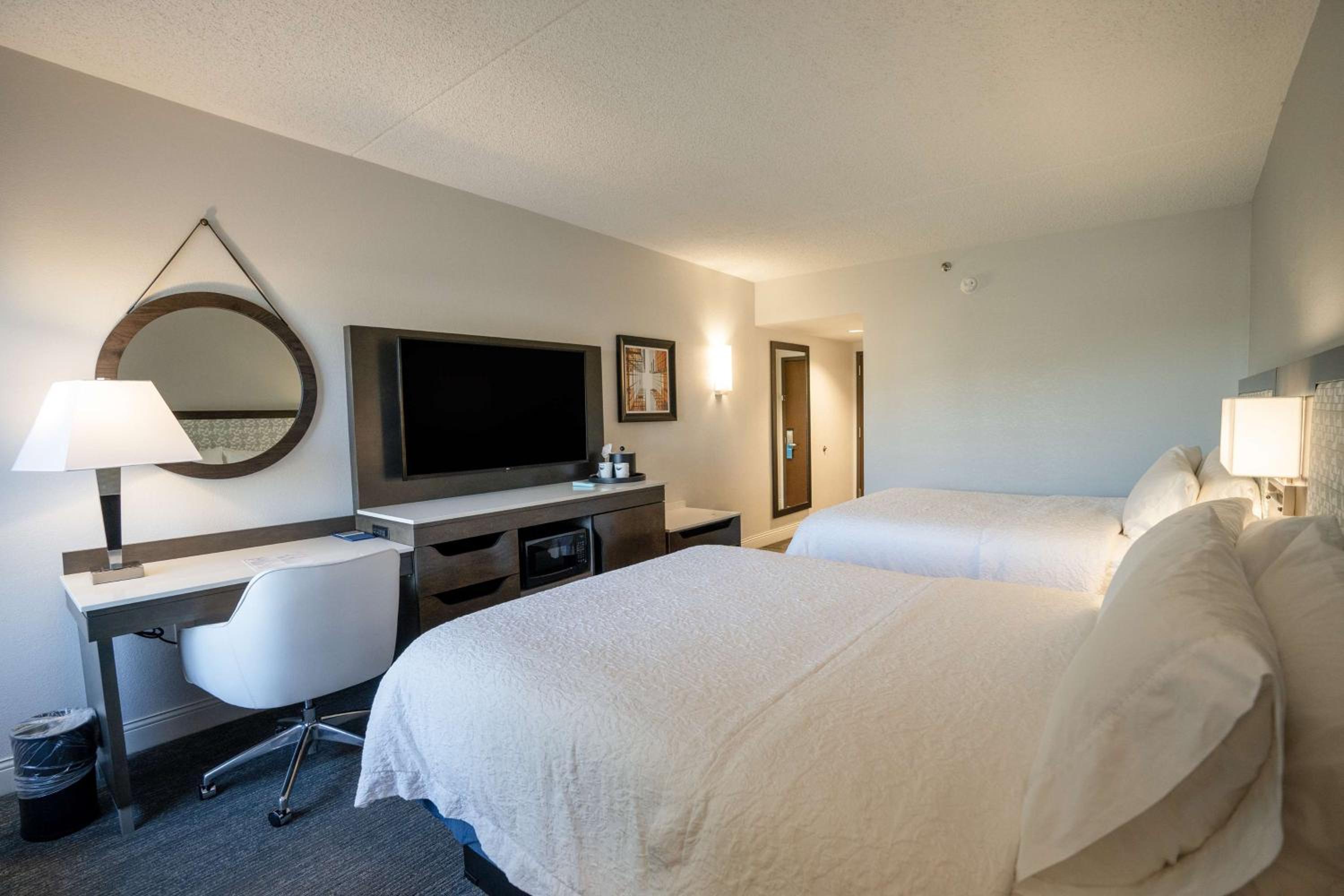 Room with Two Queen Beds - Non-Smoking - Photo 4