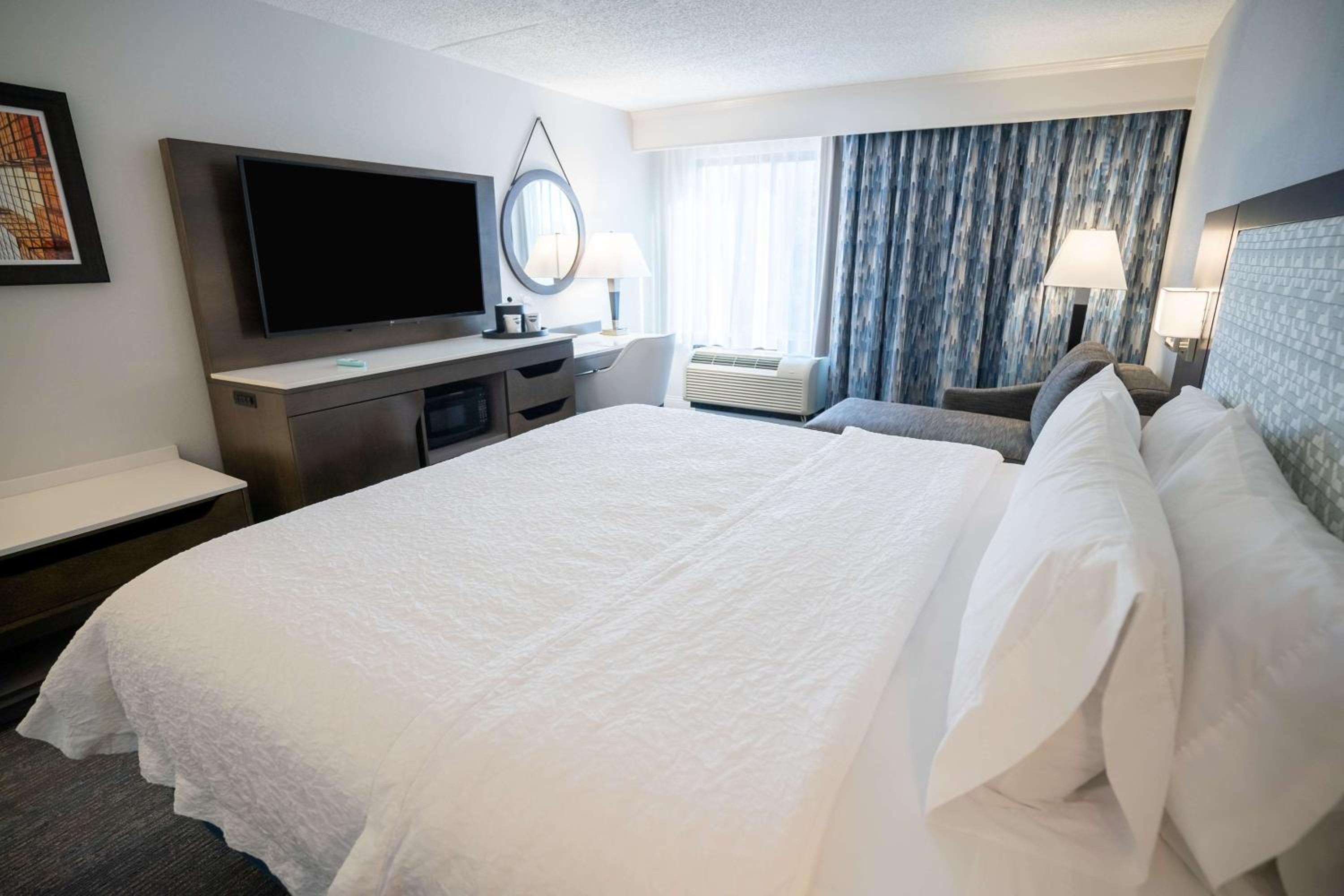 King Room with King Bed - Non-Smoking - Photo 3