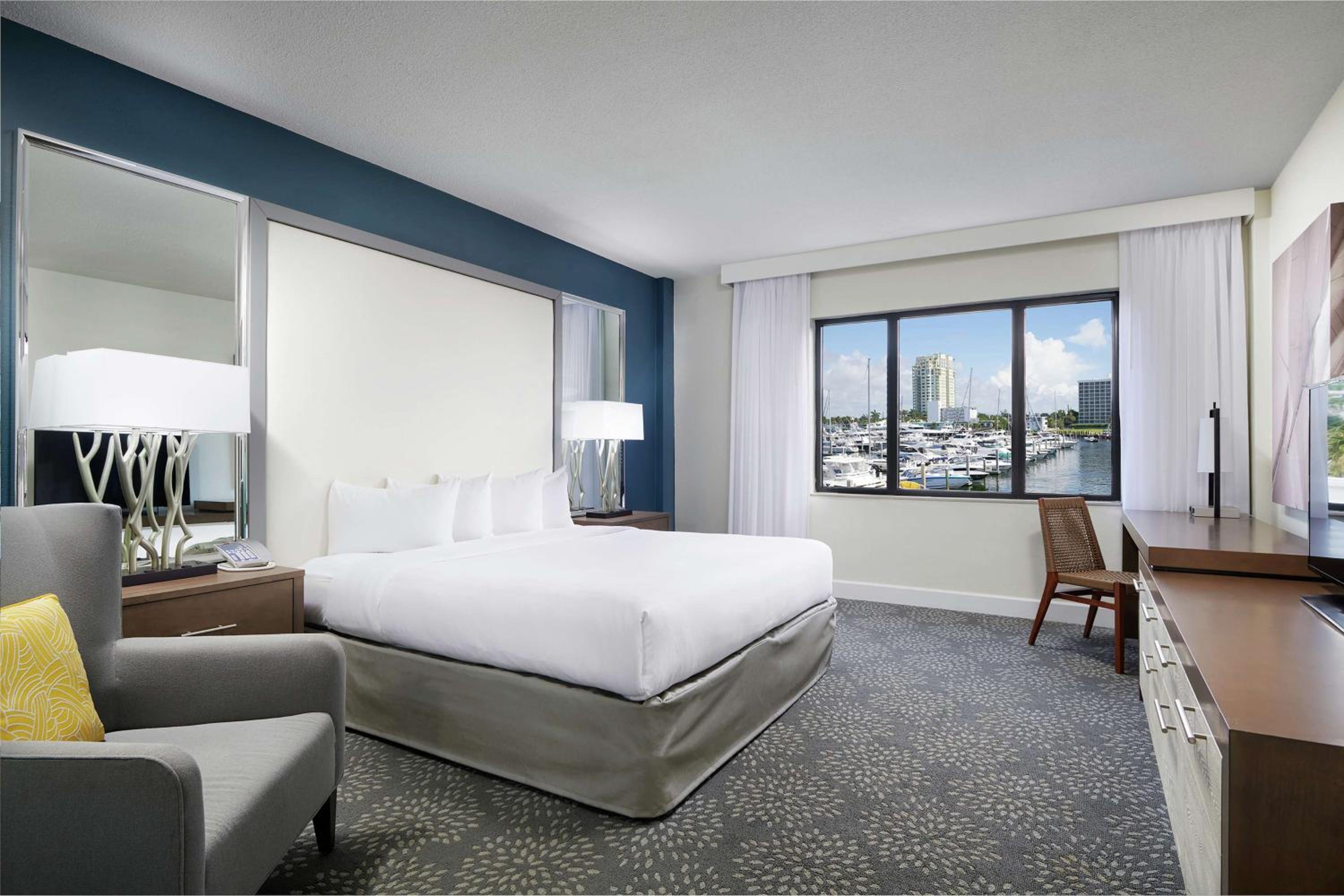 King Room with One King Bed and Marina View - Marina Building - Photo 3