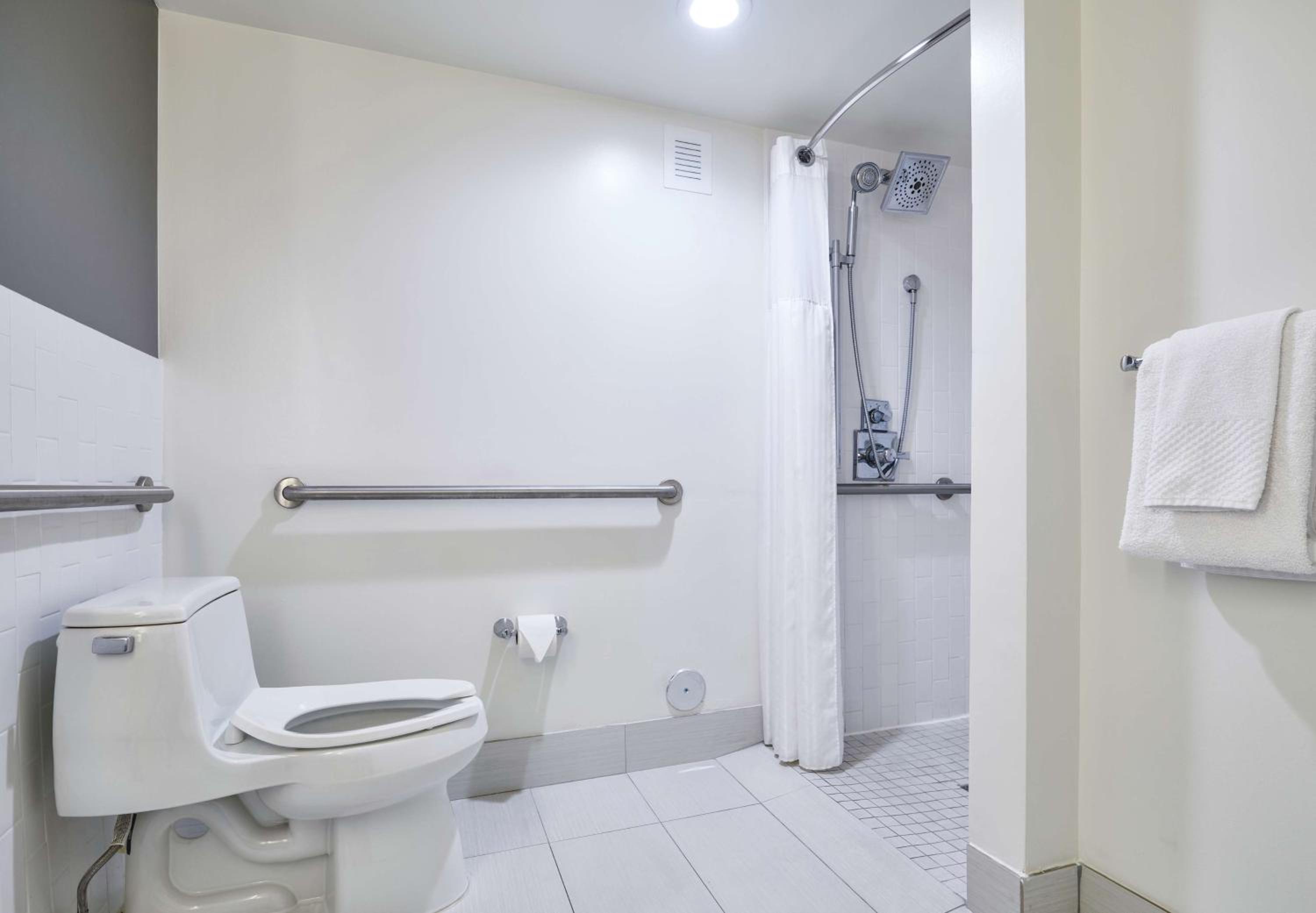King Room with Roll-In Shower - Mobility Accessible - Photo 2