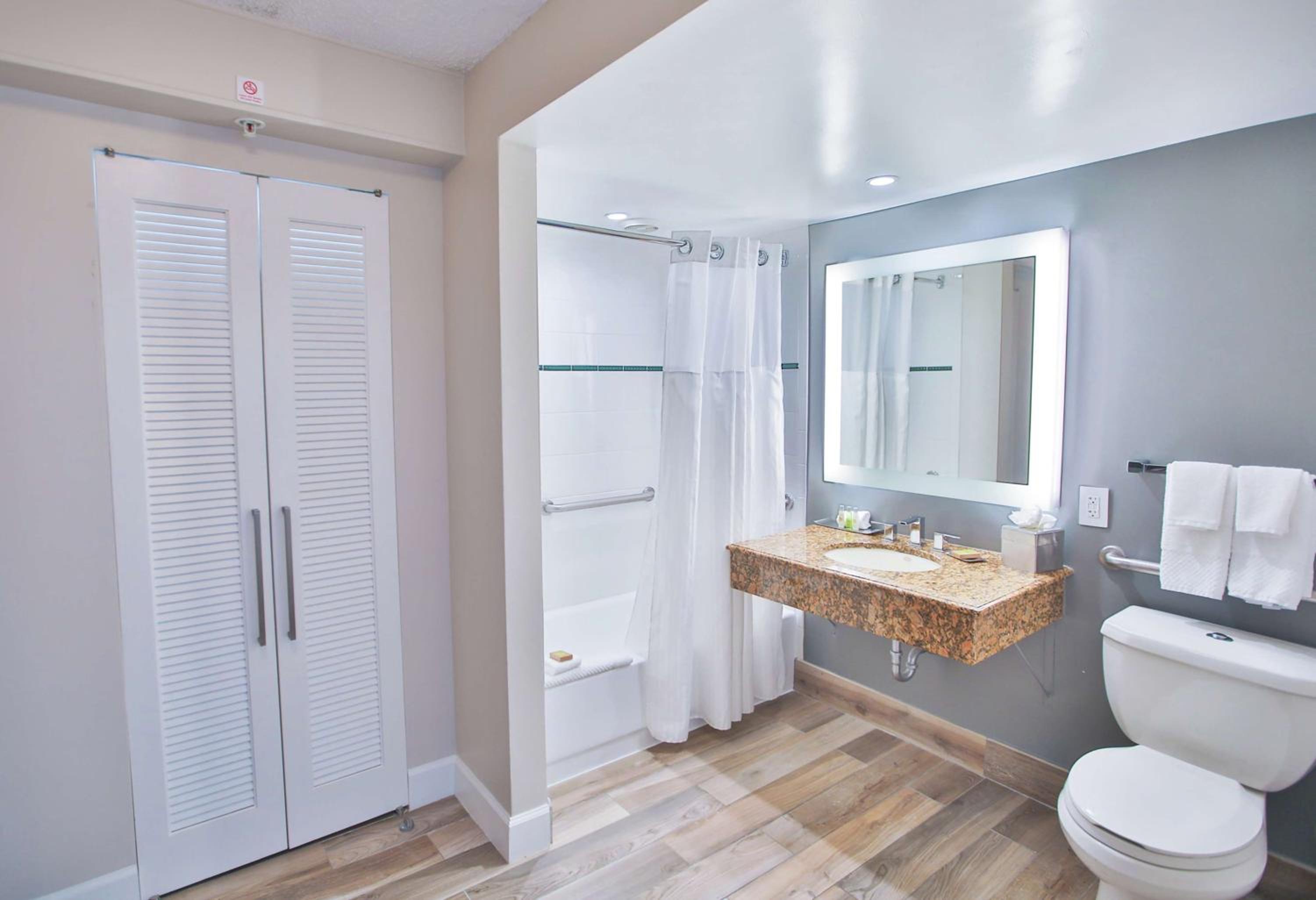 Double Room with Two Double Beds with Bath Tub - Disability Access/ Non-Smoking - Photo 2