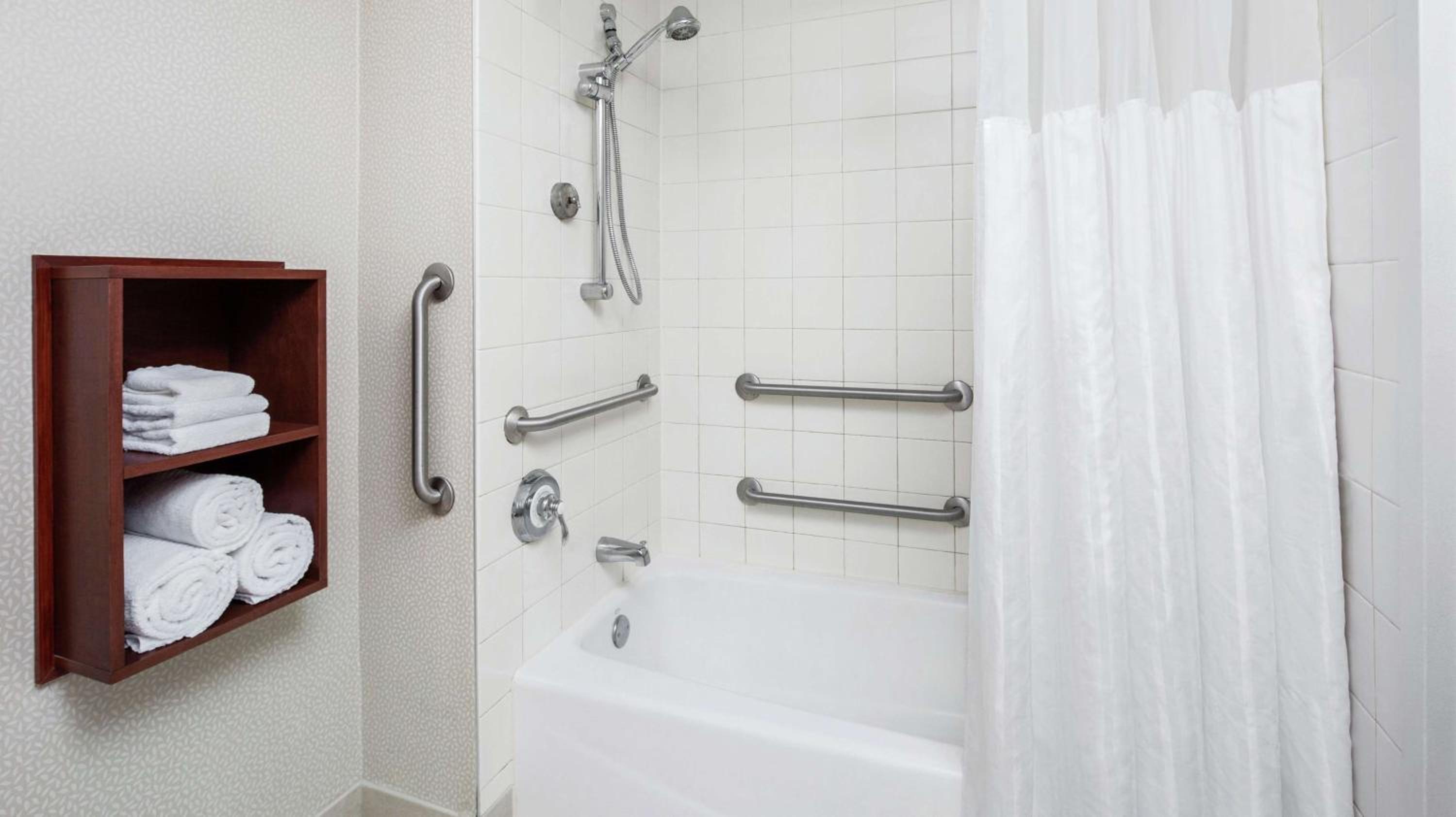 King Room with Accessible Tub - Mobility and Hearing Access - Photo 2