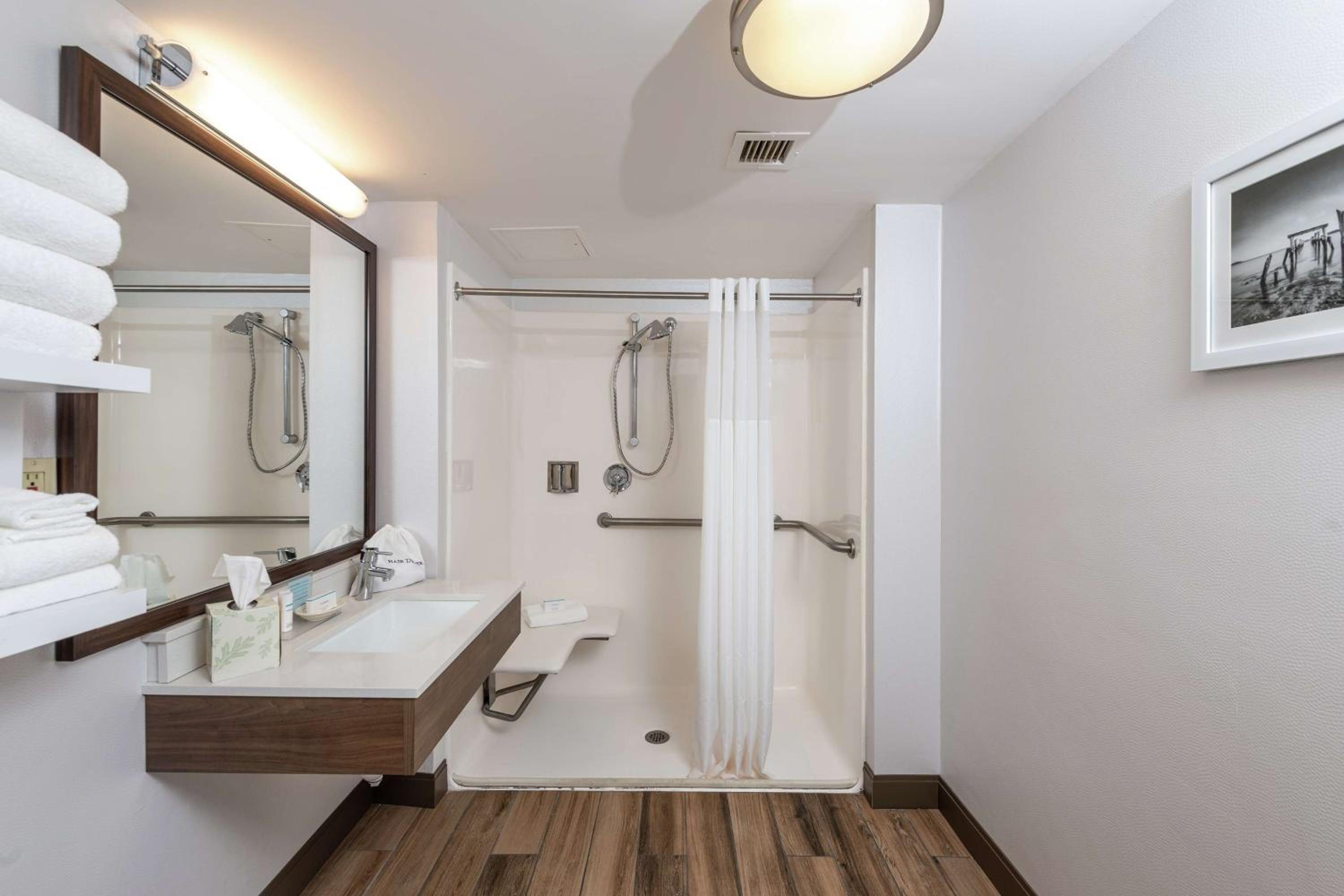 Double Room with Two Double Beds and Roll-In Shower - Mobility Accessible/Non-Smoking - Photo 5