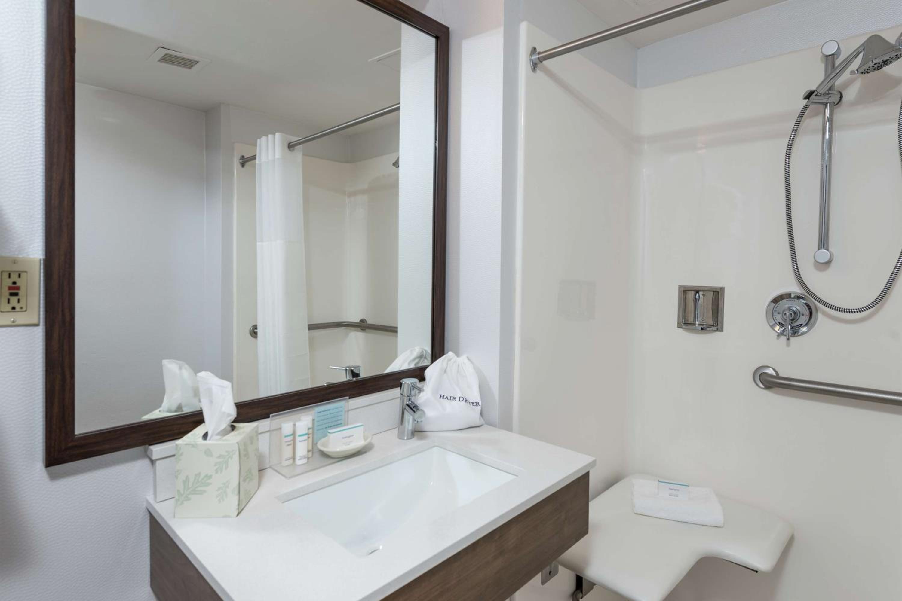 Double Room with Two Double Beds and Roll-In Shower - Mobility Accessible/Non-Smoking - Photo 4