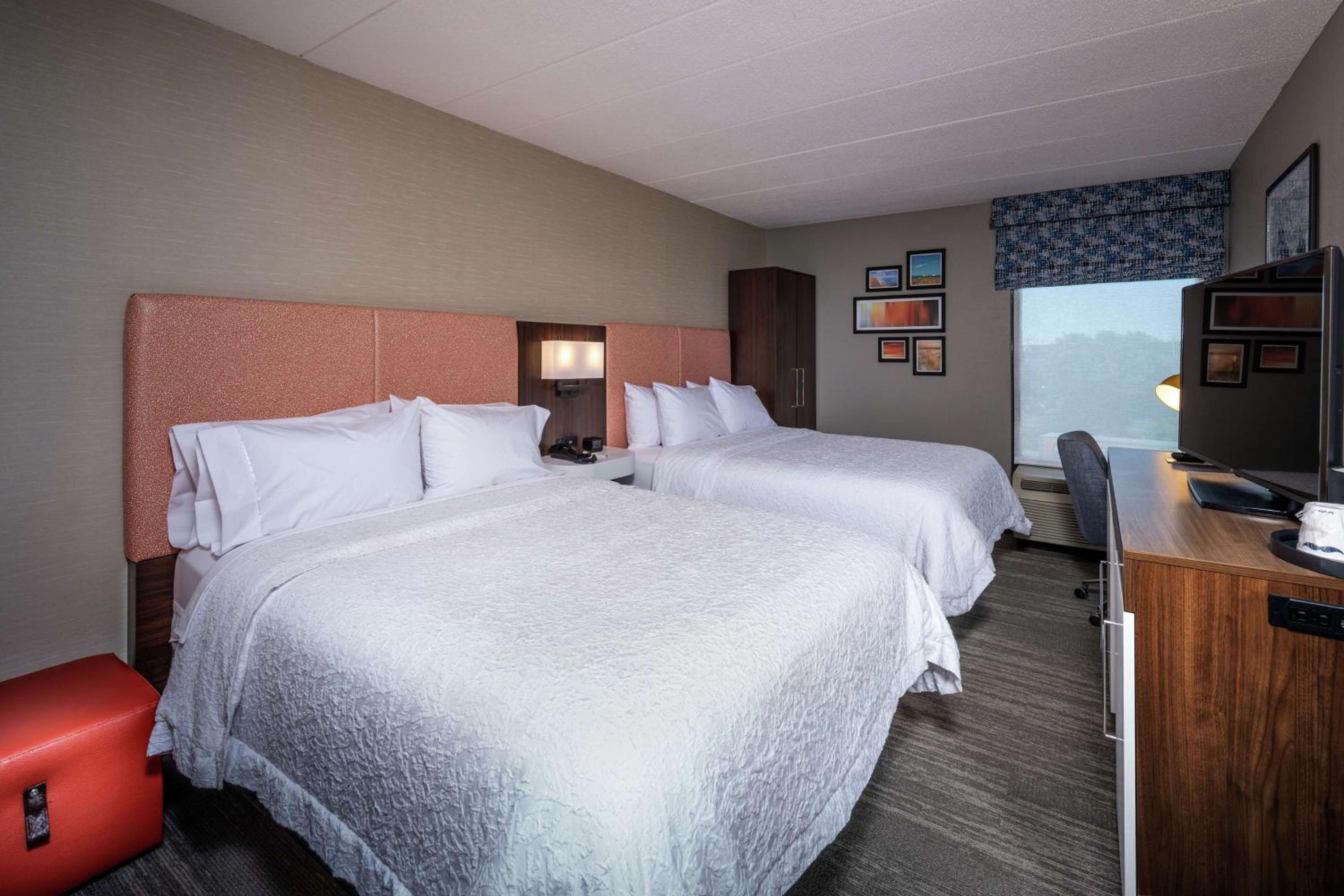 Queen Room with Two Queen Beds - Non-Smoking - Photo 6