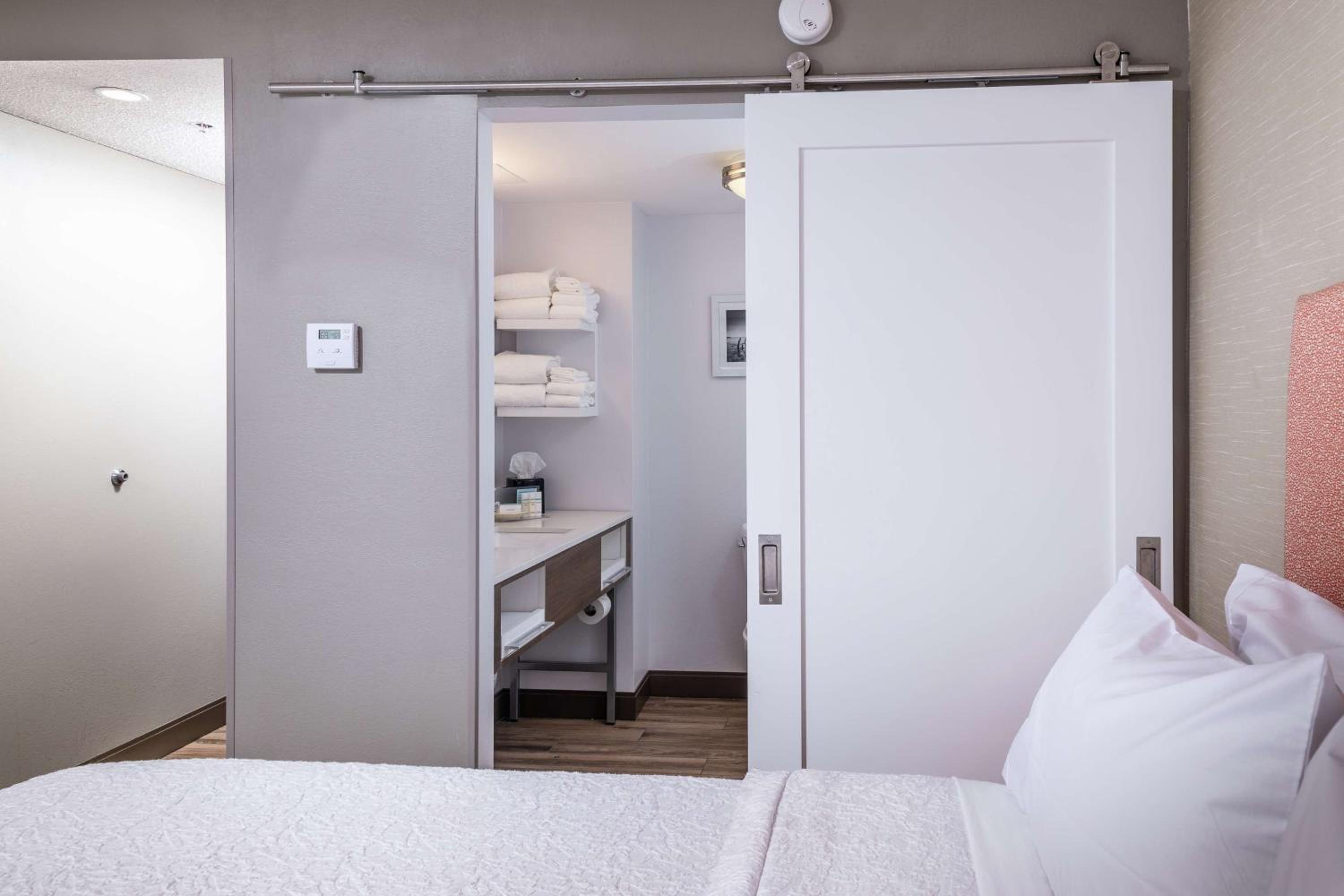 Queen Room with Two Queen Beds - Non-Smoking - Photo 2