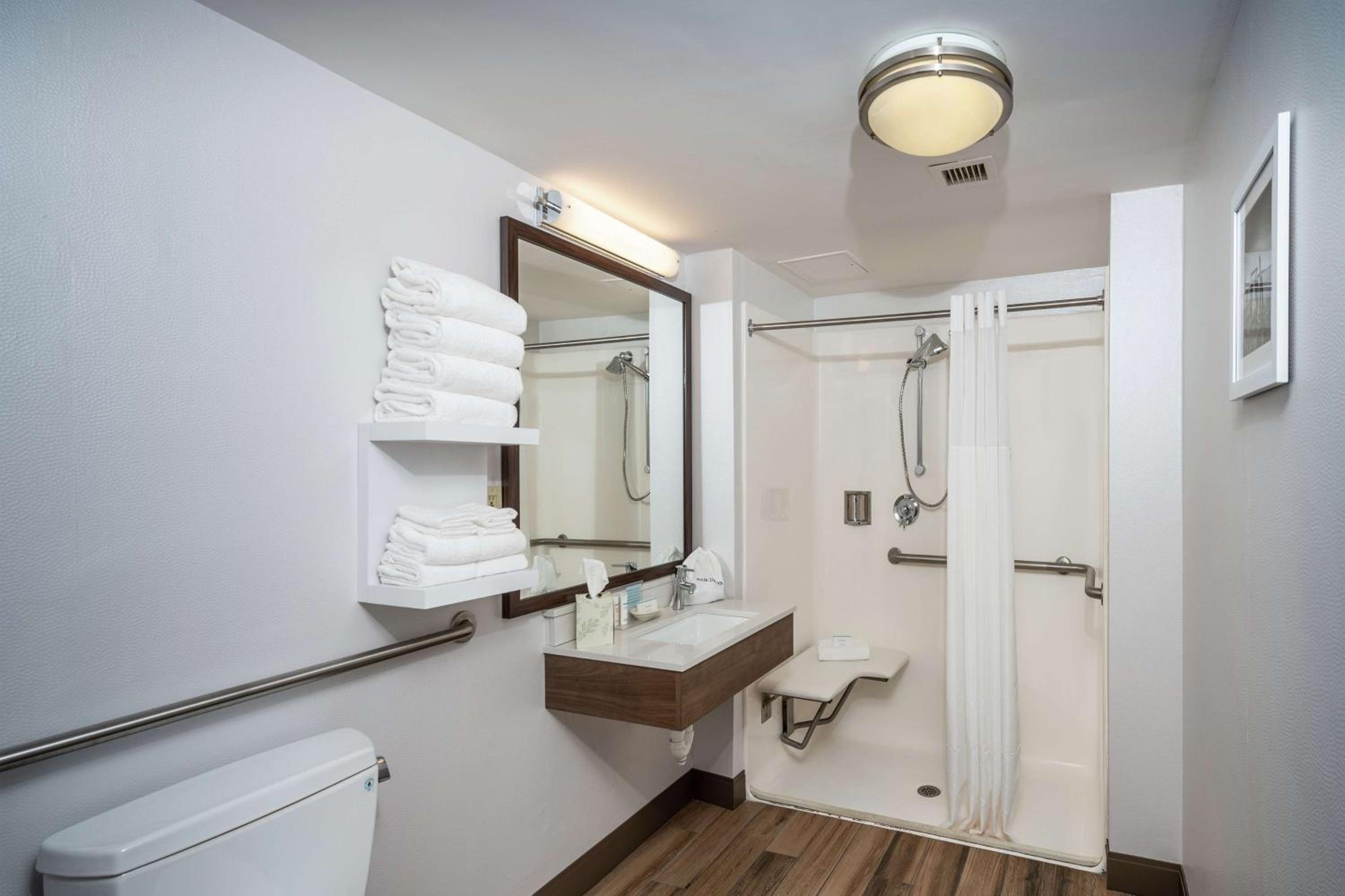 Double Room with Two Double Beds and Roll-In Shower - Mobility Accessible/Non-Smoking - Photo 7