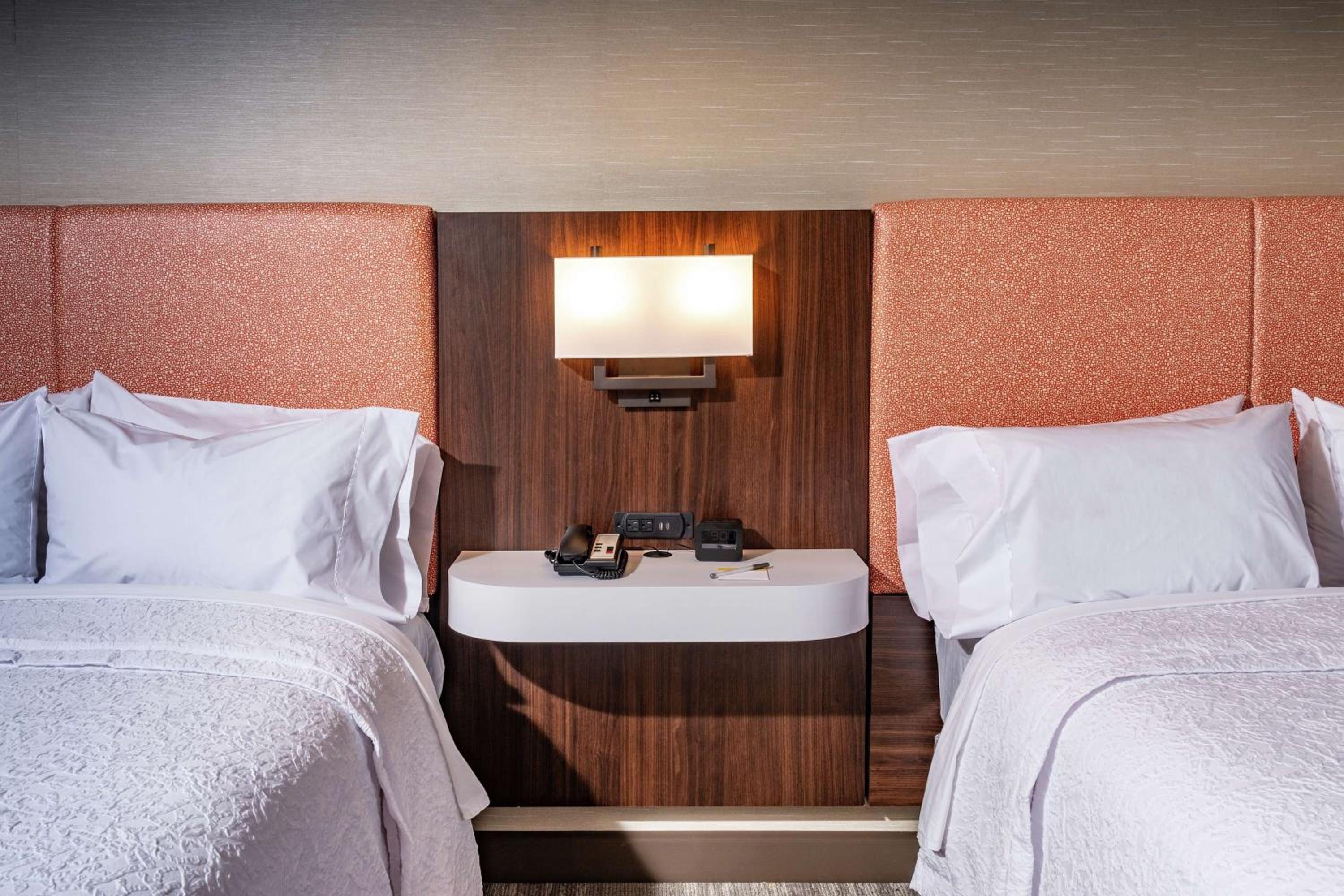 Queen Room with Two Queen Beds - Non-Smoking - Photo 3