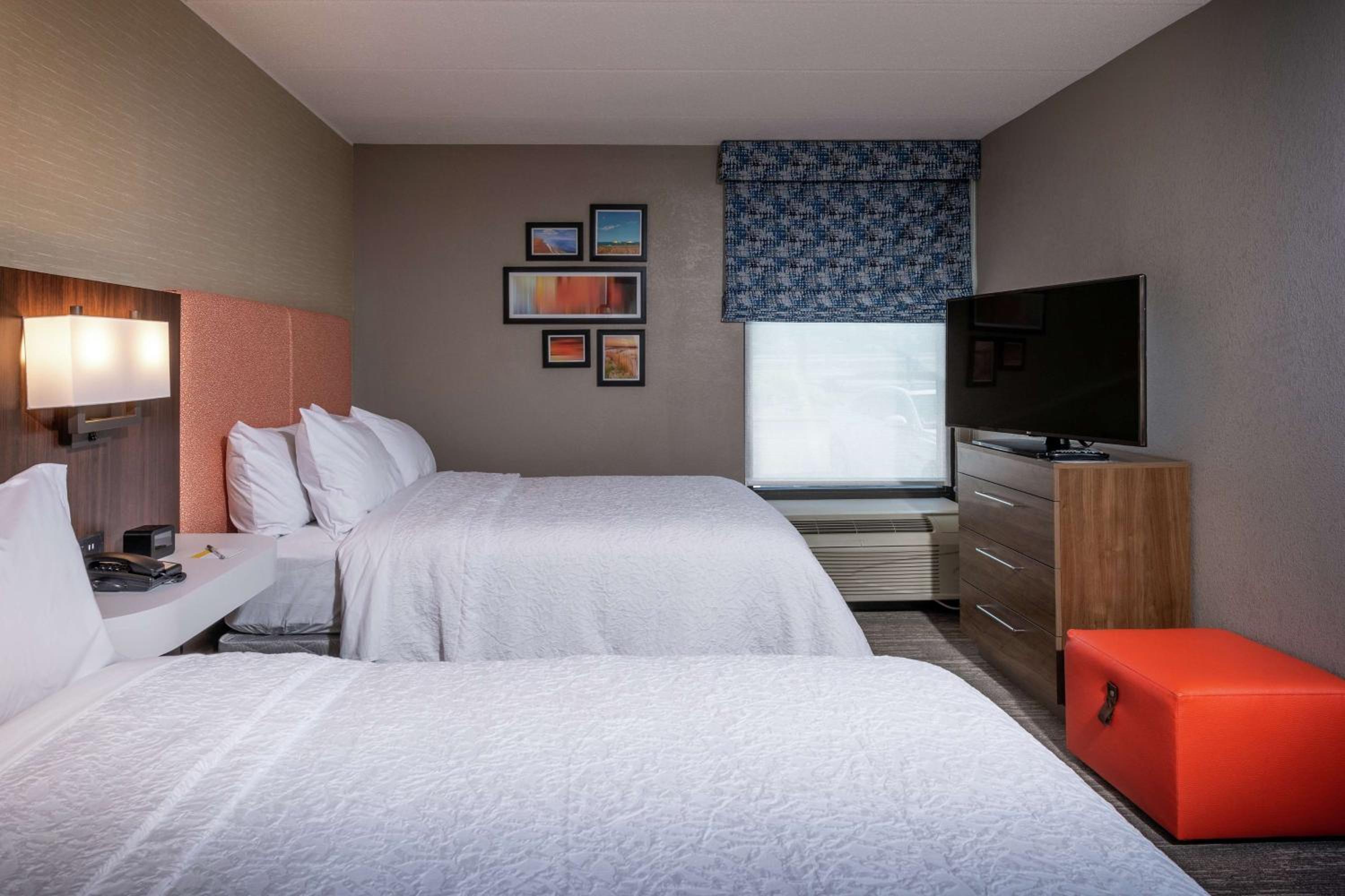 Double Room with Two Double Beds and Roll-In Shower - Mobility Accessible/Non-Smoking - Photo 2